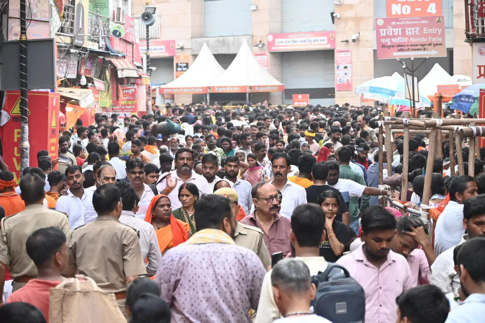 वाराणसी। कोतवाली थाना अंतर्गत मैदागिन क्षेत्र में सावन के दिन डीजे पर समाजवादी पार्टी का गाना लगाकर जमकर नाचे लोग