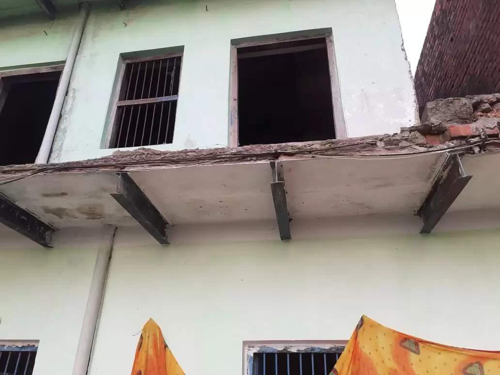 बराईं गांव में पक्के मकान का बारजा गिरने से वृद्ध महिला की मौत, दो पोतियां घायल