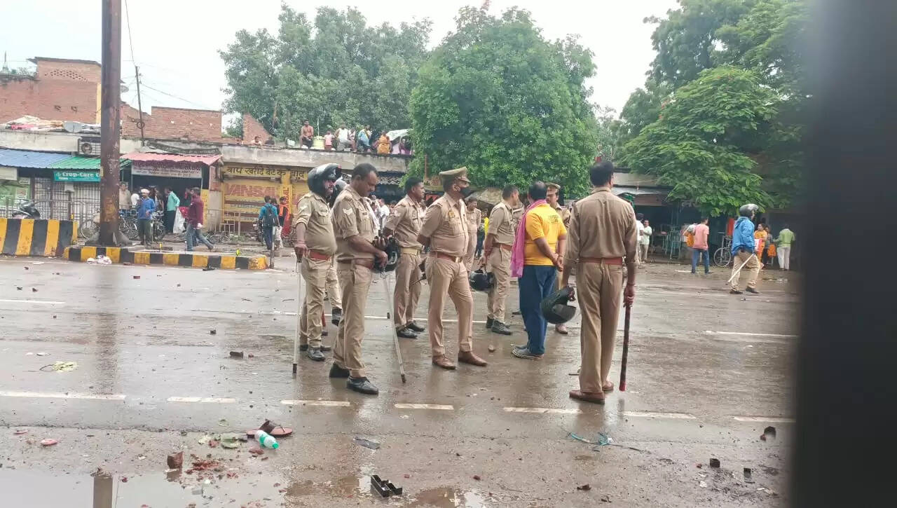 काशी विद्यापीठ गेट के समीप पथराव, फूल विक्रेताओं से विवाद के बाद उग्र हुए छात्र, कई घायल, वाहन तोड़े