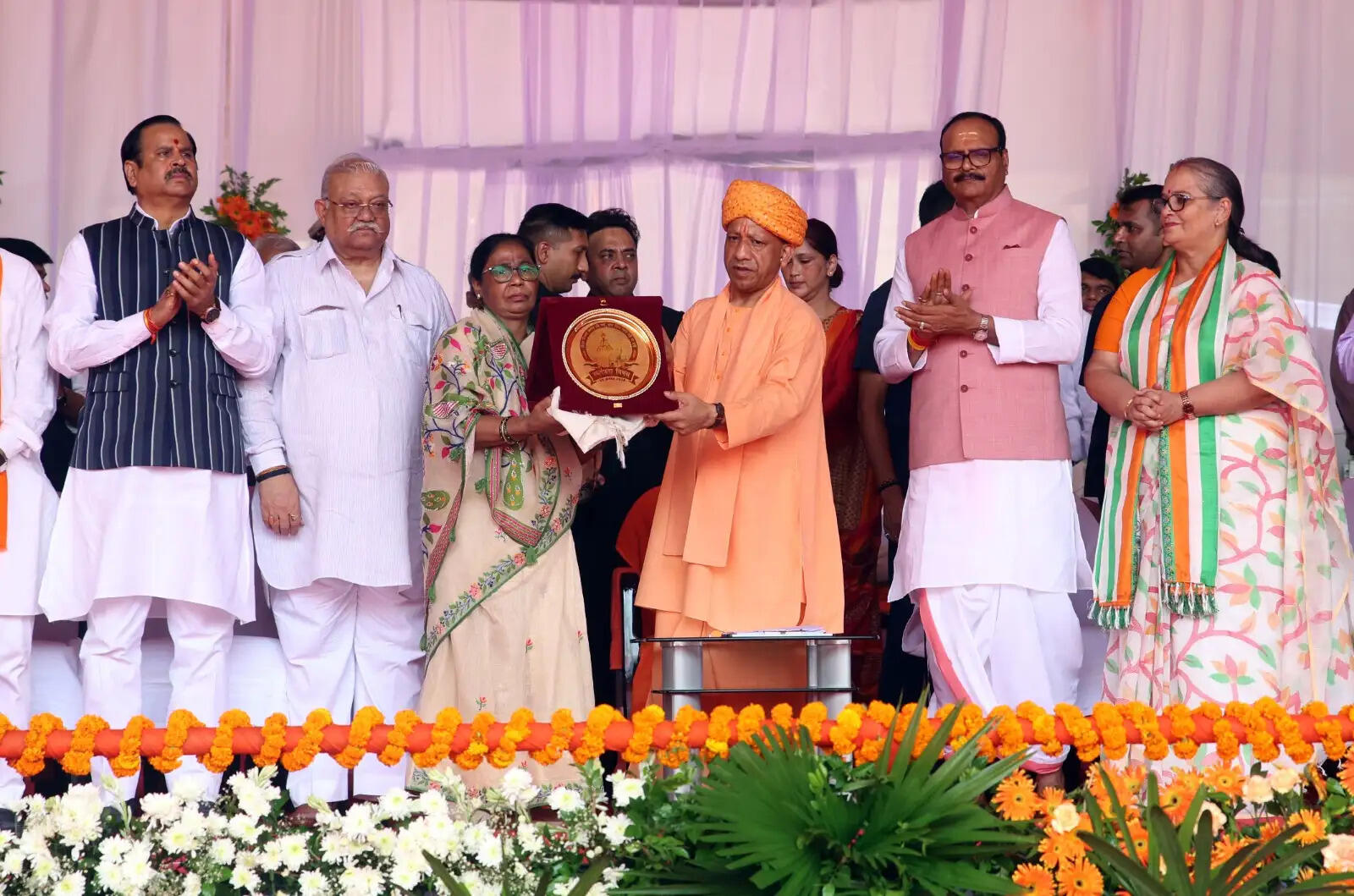 सीएम योगी ने किया बलिदानी वीरों के परिजनों का सम्मान