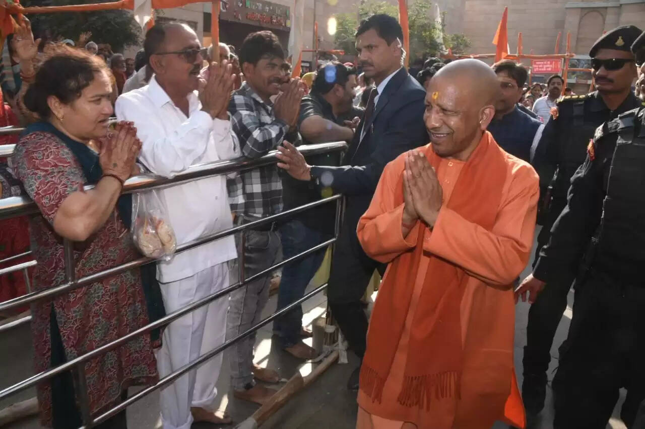 सीएम योगी ने श्री काशी विश्वनाथ धाम में किया दर्शन पूजन