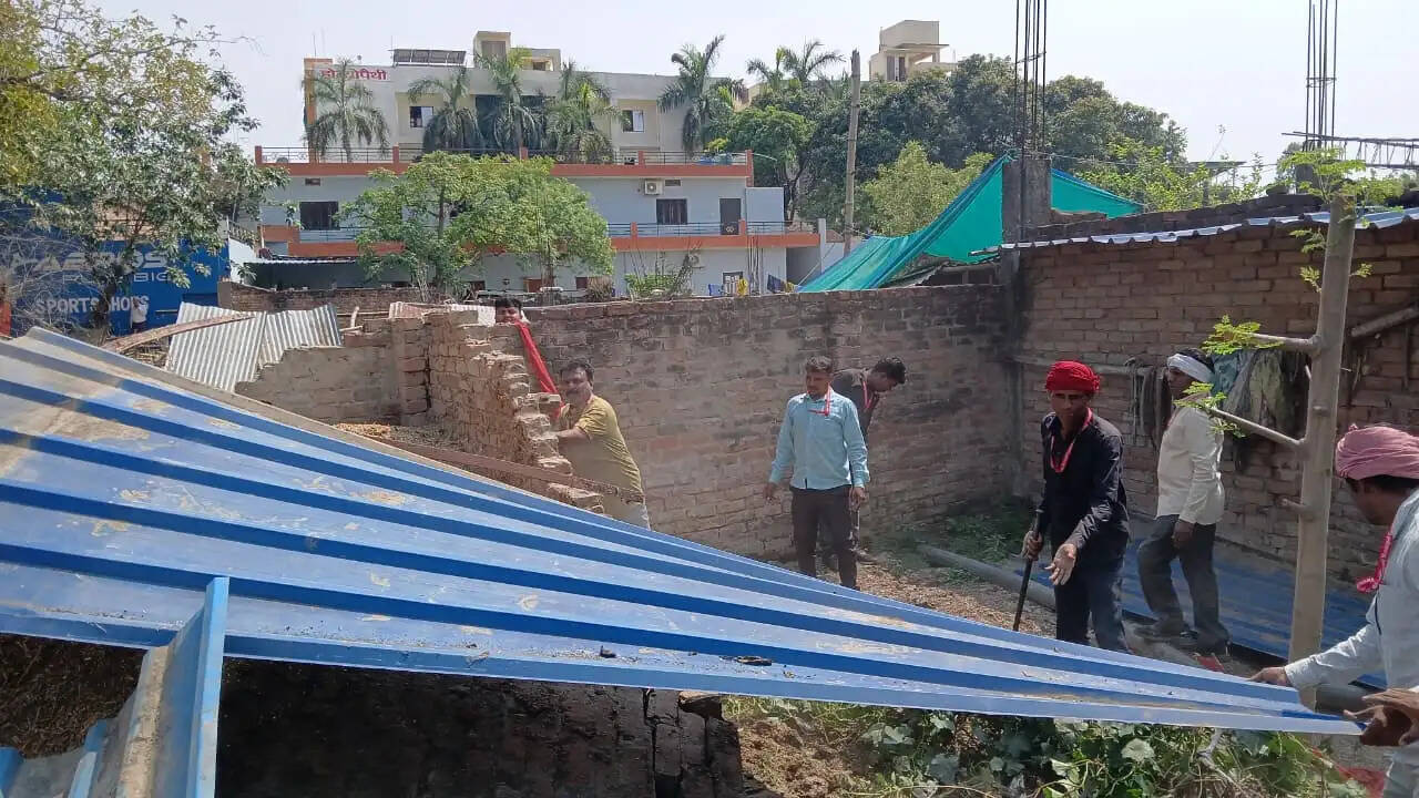 अवलेशपुर में गरजा बुलडोजर, अतिक्रमण हटाने पहुंची टीम तो महिलाओं ने मिठाई-पानी देकर जताया विरोध