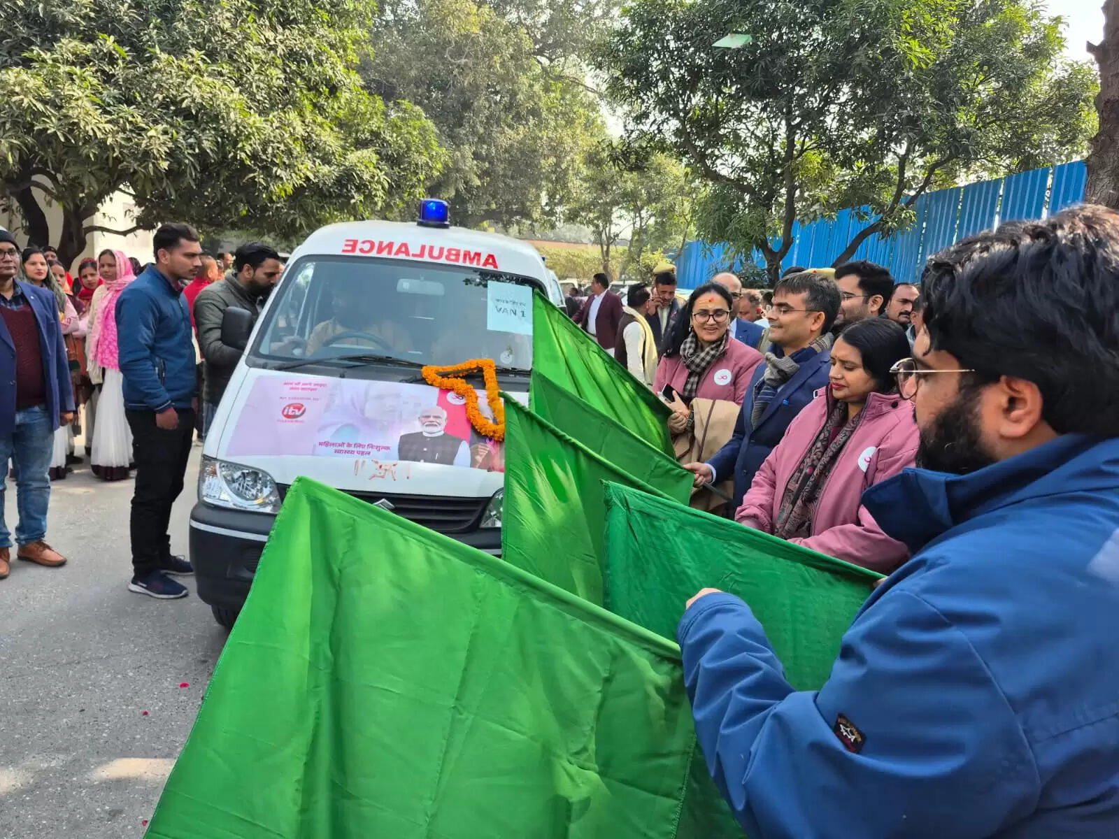 महिलाओं में स्तन कैंसर की समय पर पहचान और निवारक देखभाल को मजबूत करने के उद्देश्य से बुधवार को वाराणसी में “नमो शक्ति रथ” अभियान का शुभारंभ किया गया। मंडलायुक्त सभागार से शुरू हुए इस कार्यक्रम को प्रधानमंत्री के “स्वस्थ नारी–सशक्त परिवार” के विज़न से प्रेरित बताया गया। इस पहल के तहत अत्याधुनिक तकनीक से लैस मोबाइल वैन के माध्यम से महिलाओं की निःशुल्क स्क्रीनिंग की जाएगी, जिससे कैंसर की शुरुआती अवस्था में पहचान संभव हो सके।