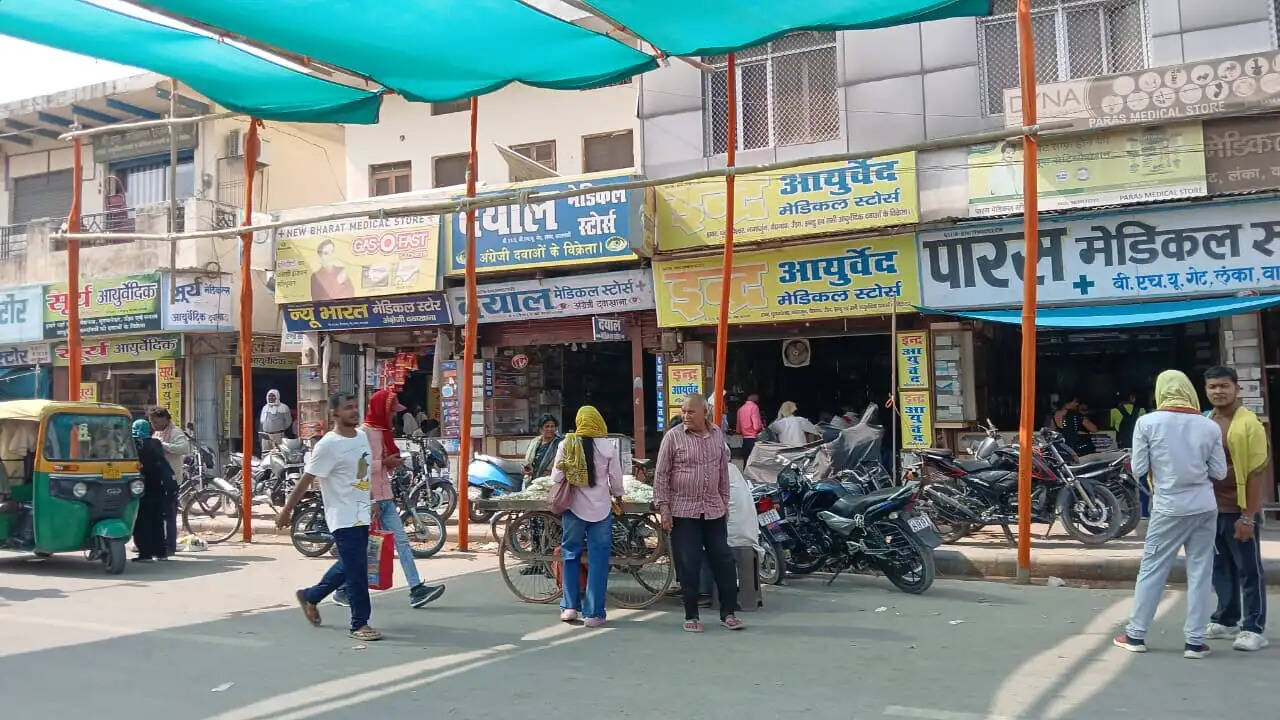 दवा व्यापारियों का कहना है कि ऑनलाइन फार्मेसी कंपनियां भारी छूट देकर छोटे मेडिकल व्यापारियों के अस्तित्व पर संकट खड़ा कर रही हैं। संगठन ने केंद्र सरकार से ऑनलाइन दवा बिक्री के लिए सख्त कानून बनाने, फर्जी प्रिस्क्रिप्शन पर रोक लगाने और छोटे व्यापारियों के हितों की रक्षा करने की मांग की है। व्यापारियों ने चेतावनी दी कि यदि उनकी मांगों पर जल्द ध्यान नहीं दिया गया तो आंदोलन को और व्यापक किया जाएगा।
