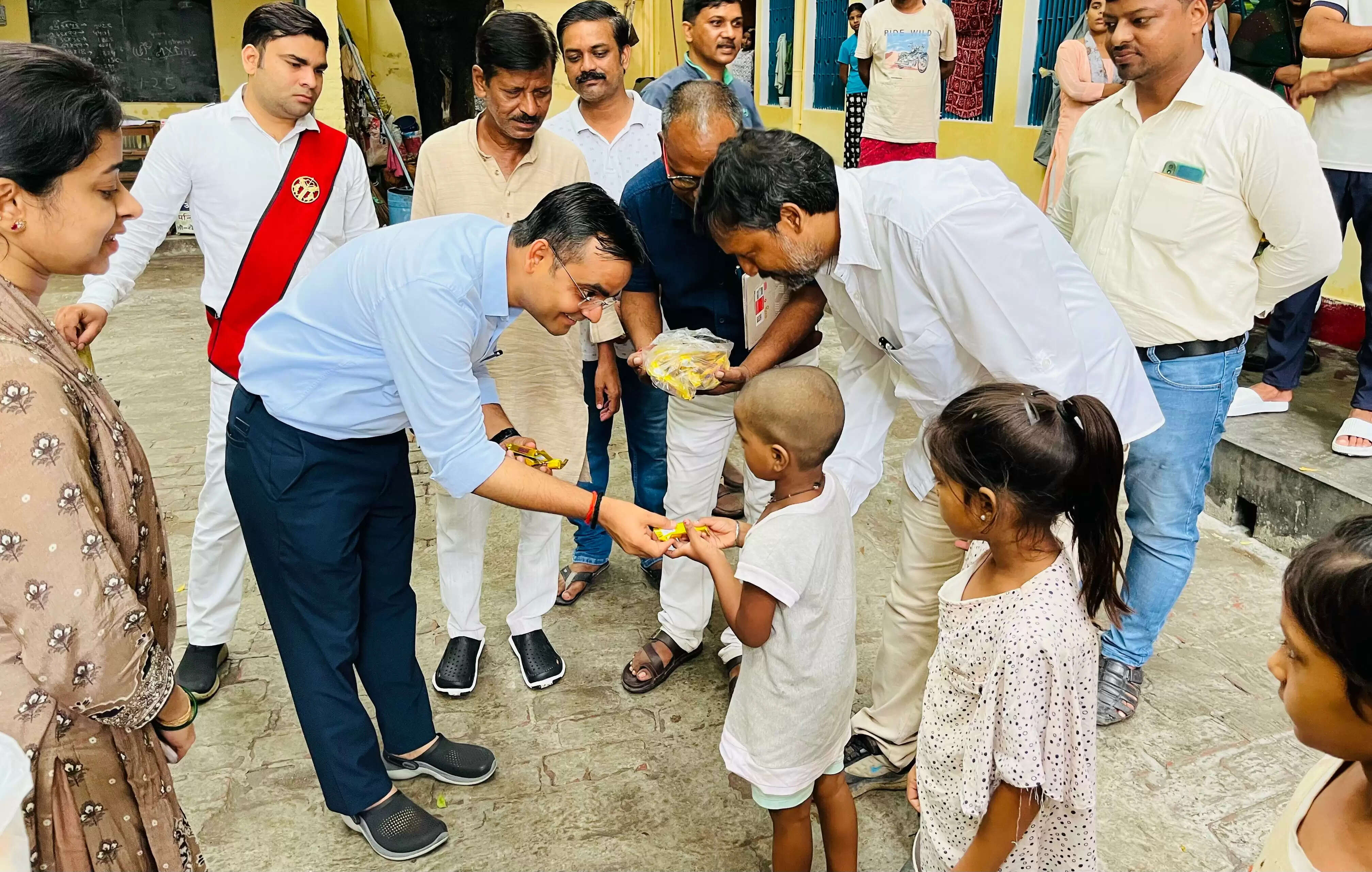 वाराणसी : डीएम ने बाढ़ प्रभावित इलाकों का लिया जायजा, राहत शिविरों को पूरी क्षमता से संचालित करने के दिए निर्देश