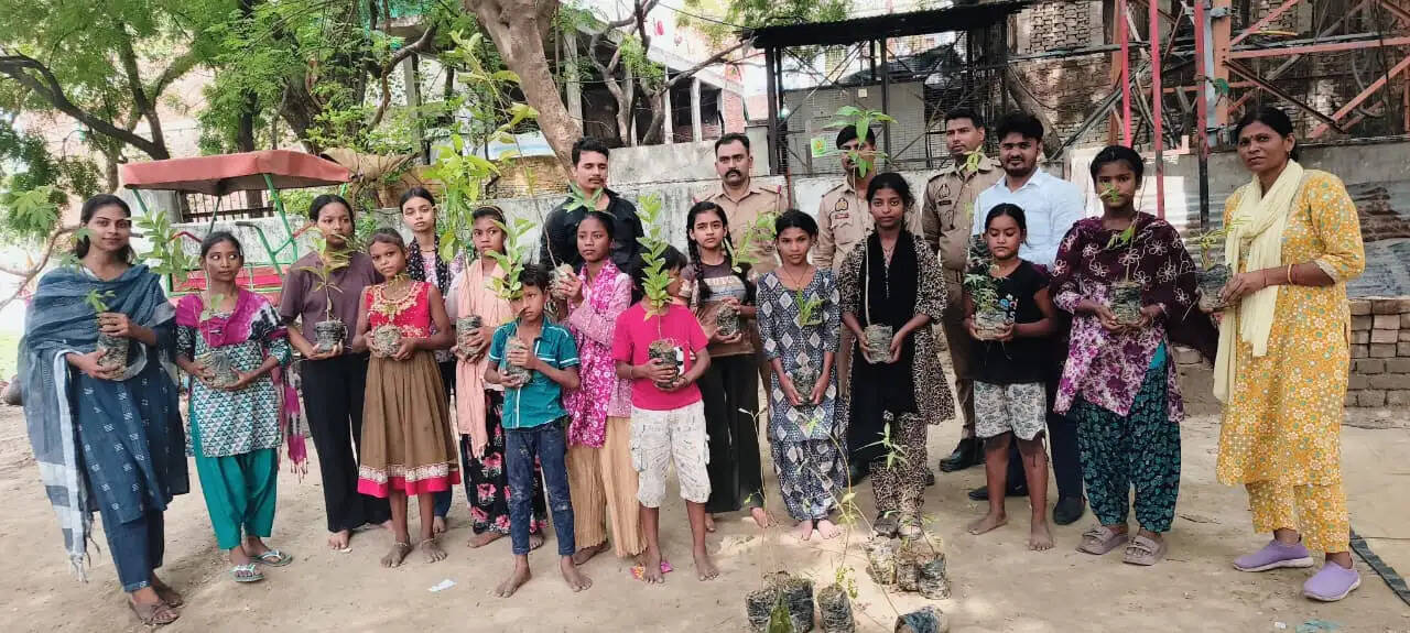 'एक पेड़ माँ के नाम' महाअभियान में मालवीय सेवा संस्थान ने
