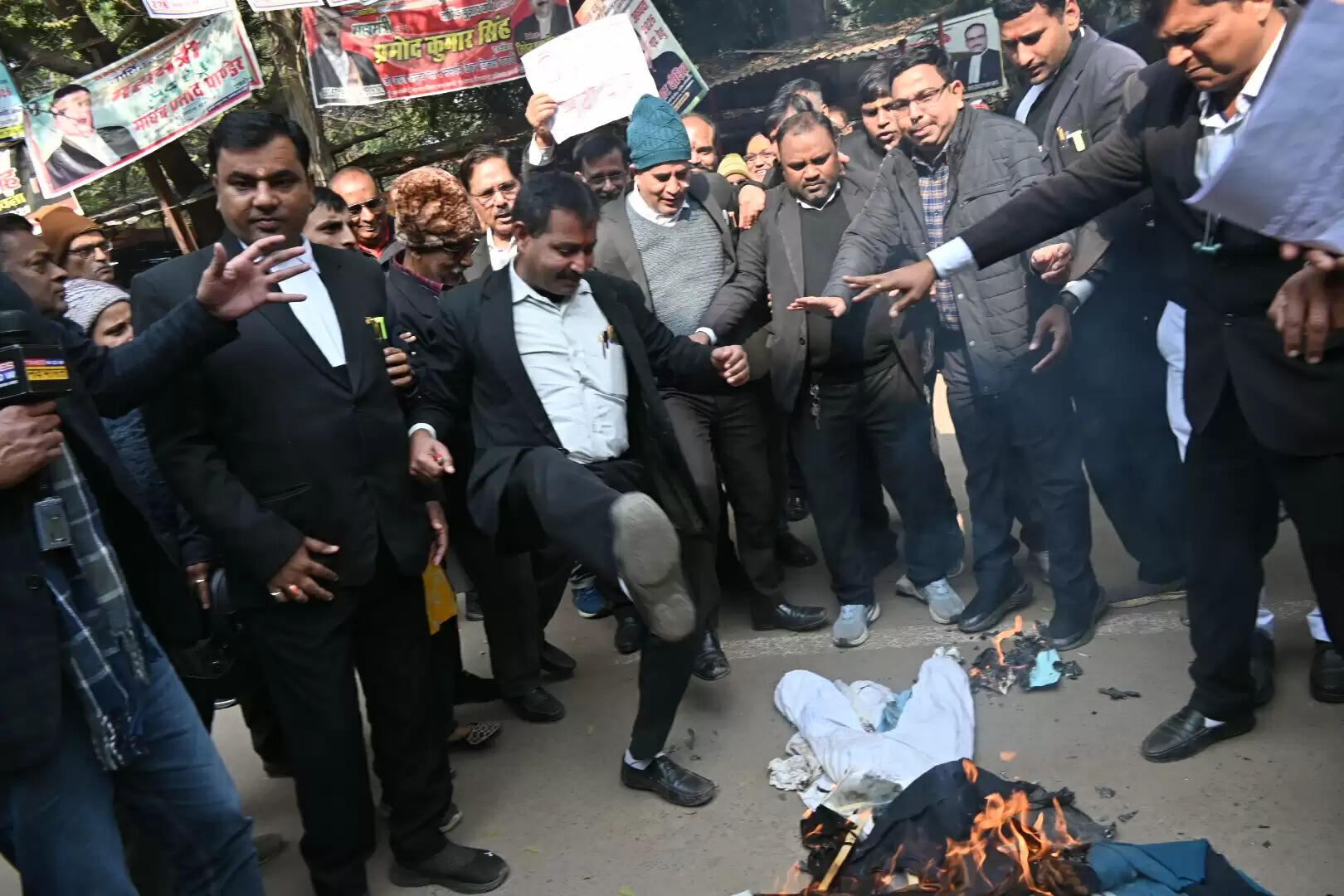 बांग्लादेश में हिंदुओं पर हो रहे अत्याचारों के खिलाफ देशभर में जारी विरोध प्रदर्शनों के क्रम में कचहरी परिसर