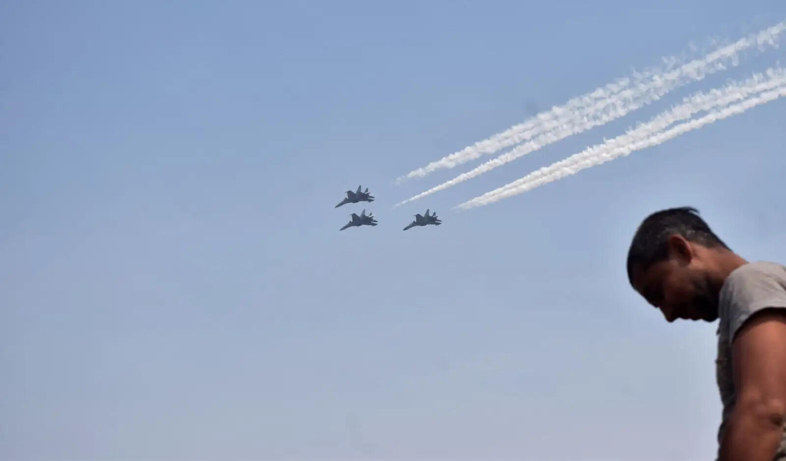 महाकुम्भ के समापन पर वायुसेना की 'महासलामी', संगम के ऊपर गरजे सुखोई - महाशिवरात्रि पर संगम के आसमान में भारतीय वायुसेना का एयर शो, सुखोई, एएन-32 और चेतक ने भरी उड़ान - सेना के जांबाज पायलटों ने हवा में दिखाई कलाबाजियां, गर्जना सुन श्रद्धालुओं ने गर्व और उत्साह से बजाईं तालियां - जय श्री राम, हर हर गंगे, हर हर महादेव के साथ मोदी-योगी के भी भी लगे जयकारे - एयर शो की फोटो और वीडियो बनाकर सोशल मीडिया पर शेयर कर रहे श्रद्धालु