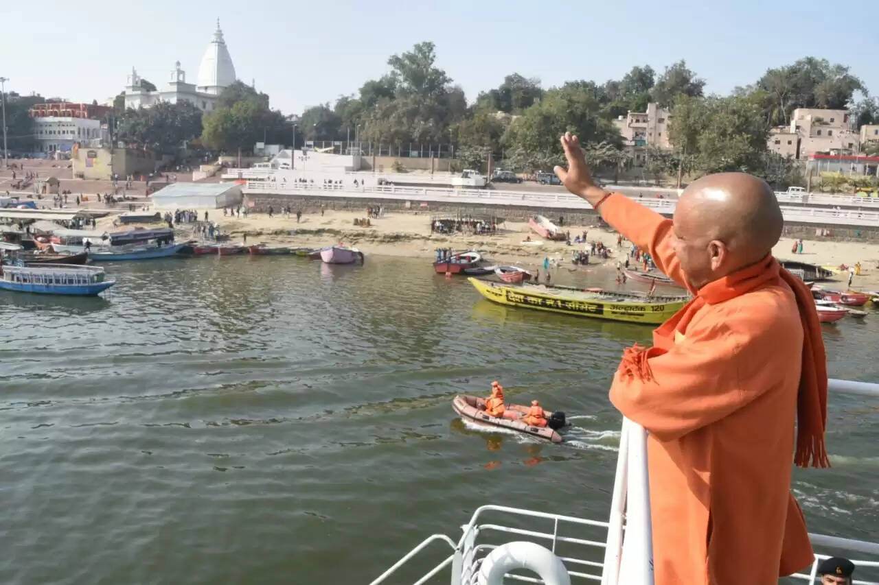 सीएम योगी ने श्री काशी विश्वनाथ धाम में किया दर्शन पूजन