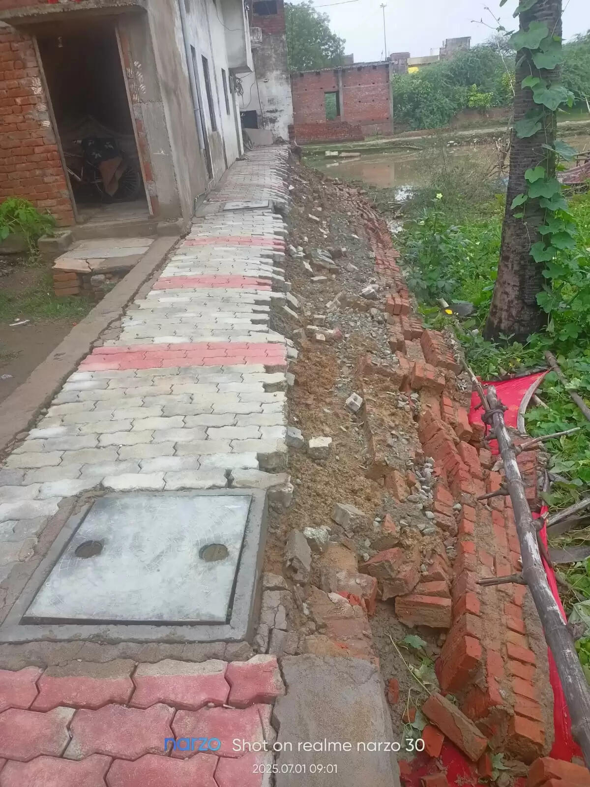 वाराणसी: पहली मूसलाधार बारिश में ढह गया छह महीने पुराना गली निर्माण