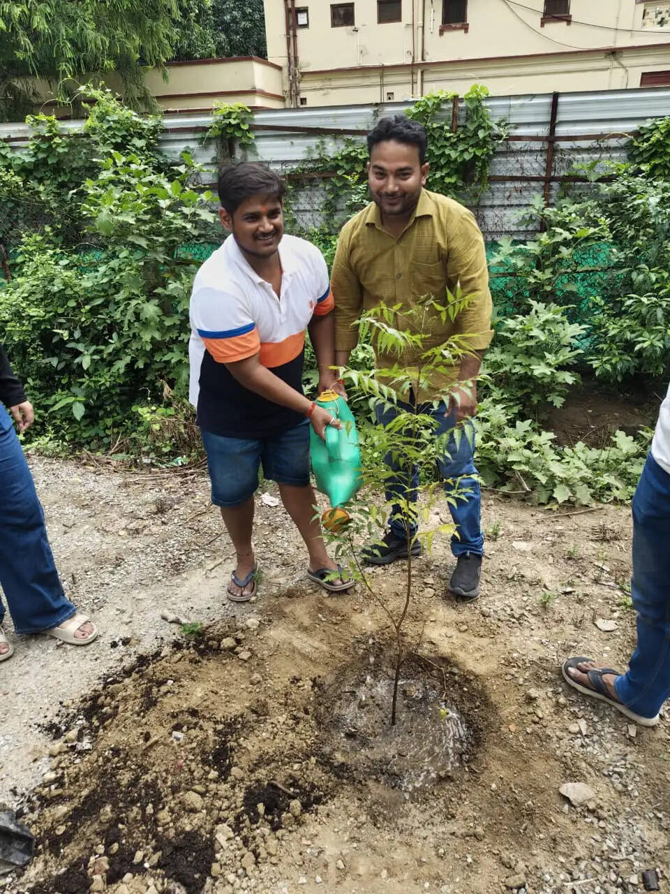 मालवीय हेल्पिंग हैंड सोसायटी का संकल्प: बीएचयू से शुरू किया वृक्षारोपण अभियान, वाराणसी में लगाए जाएंगे 10 हजार नीम के पौधे