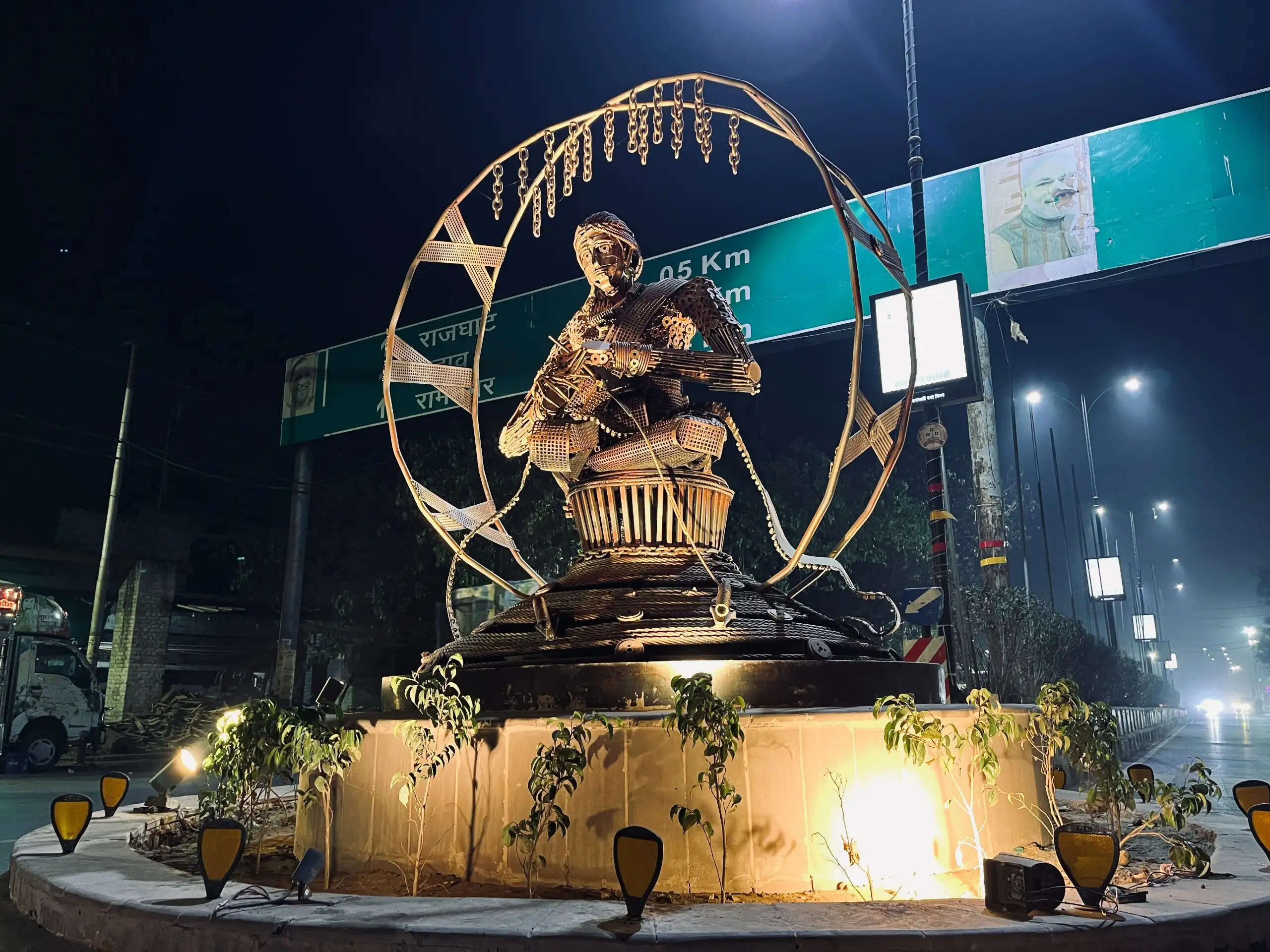 वाराणसी के चौक-चौराहों पर उभर रही है कला की चमक, विरासत से जुड़ रही है पहचान