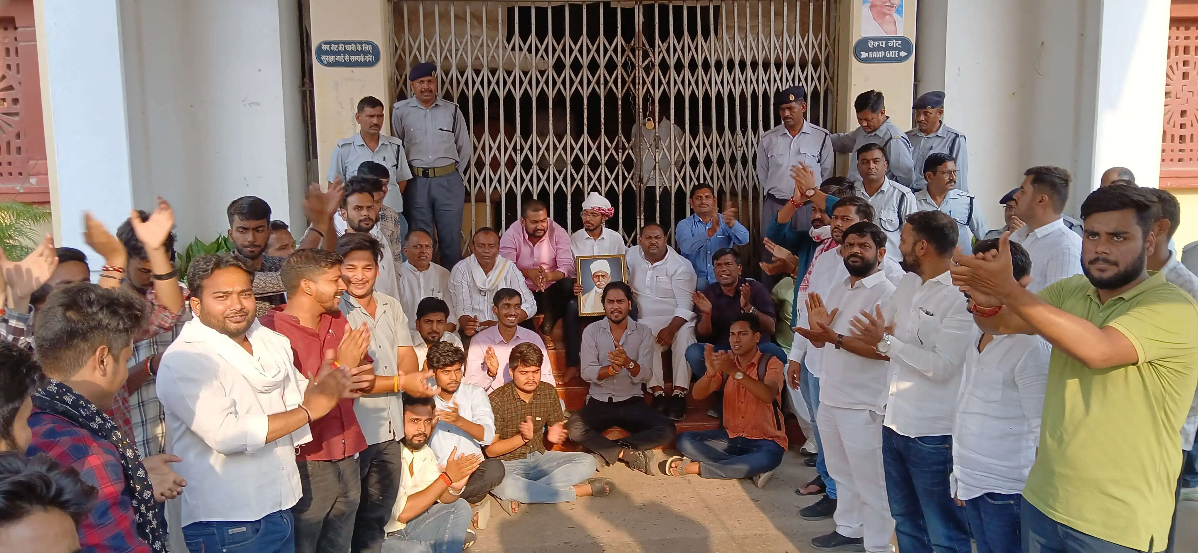 &nbsp; समाप्त नहीं हो रहा BHU हिंदी विभाग में पीएचडी प्रवेश विवाद, छात्रों ने वीसी कार्यालय के बाहर किया जमकर प्रदर्शन