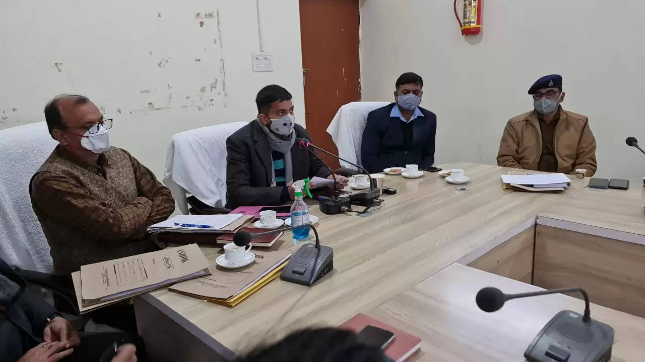 चंदौली : DM ने टीईटी एग्जाम की तैयारी परखी, दोनों पालियों में 16,315 अभ्यर्थी देंगे परीक्षा 