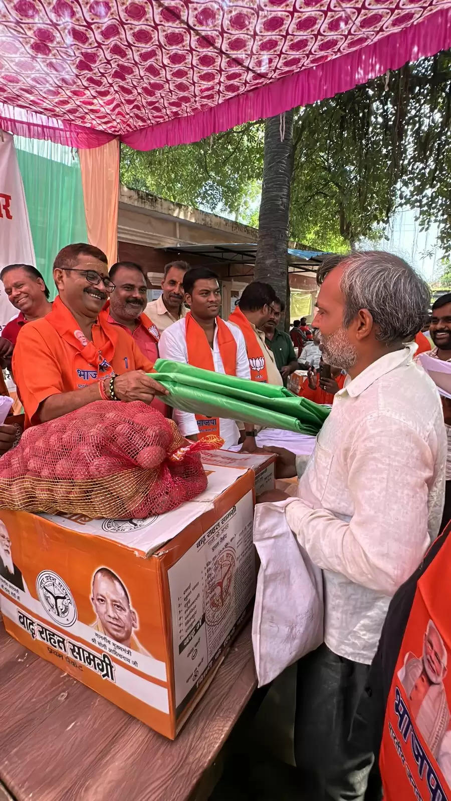 वाराणसी : विधायक डा. नीलकंठ तिवारी ने बाढ़ प्रभावितों में बांटी राहत सामग्री, बोले, योगी सरकार हर परिस्थिति में आपके साथ 