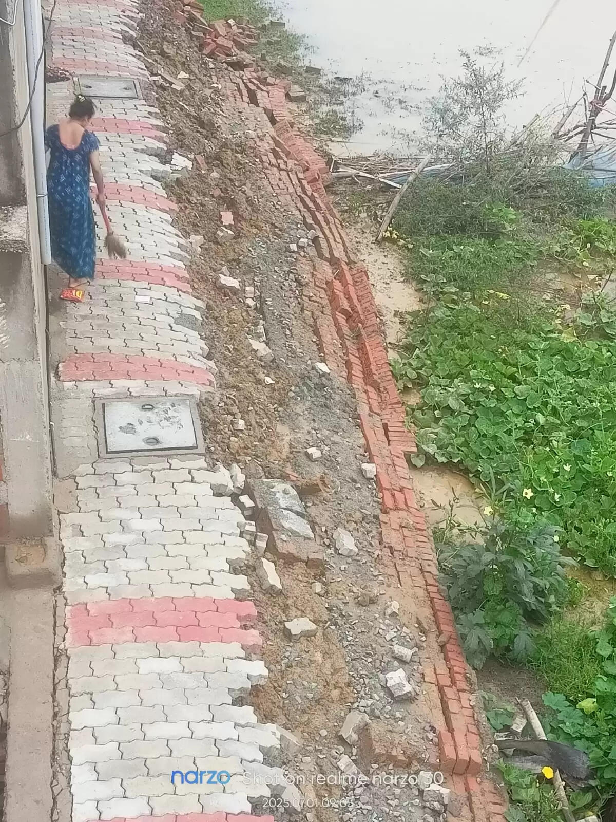 वाराणसी: पहली मूसलाधार बारिश में ढह गया छह महीने पुराना गली निर्माण