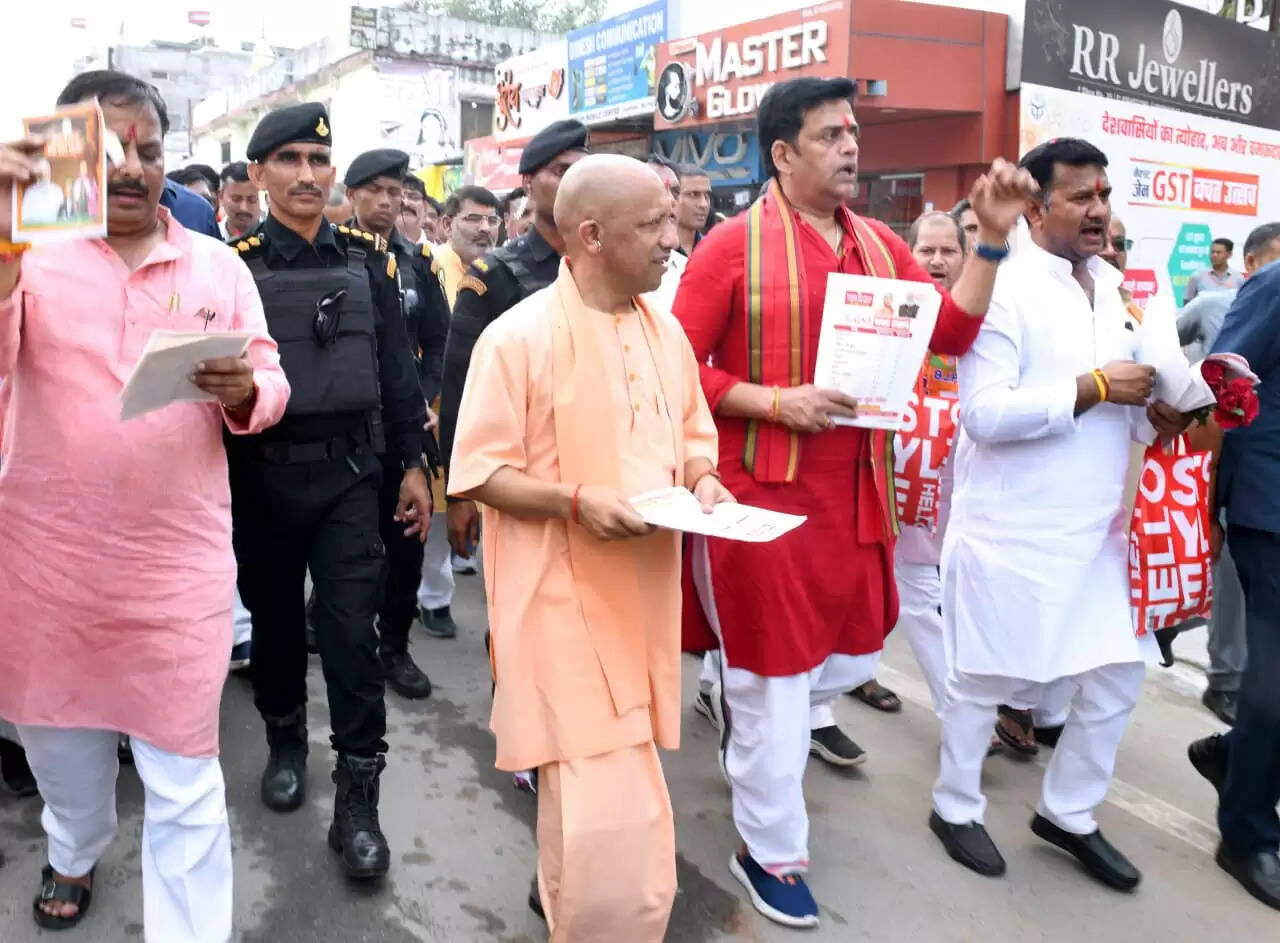 पैदल चल व्यापारियों व ग्राहकों से मिले सीएम, कहा-जीएसटी सुधार पर जताएं मोदी सरकार का आभार