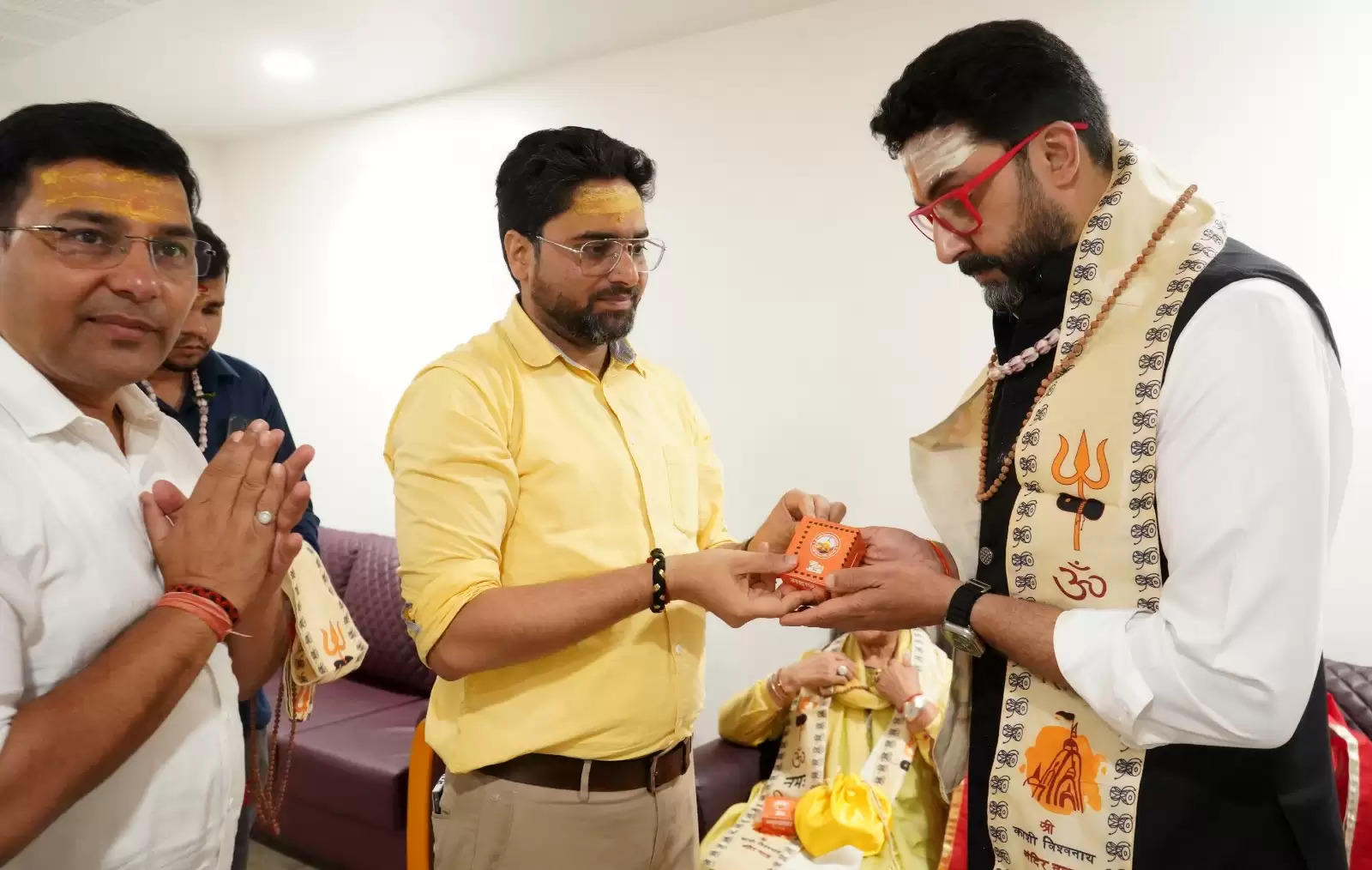 abhishek bacchan in kashi vishwanath temple