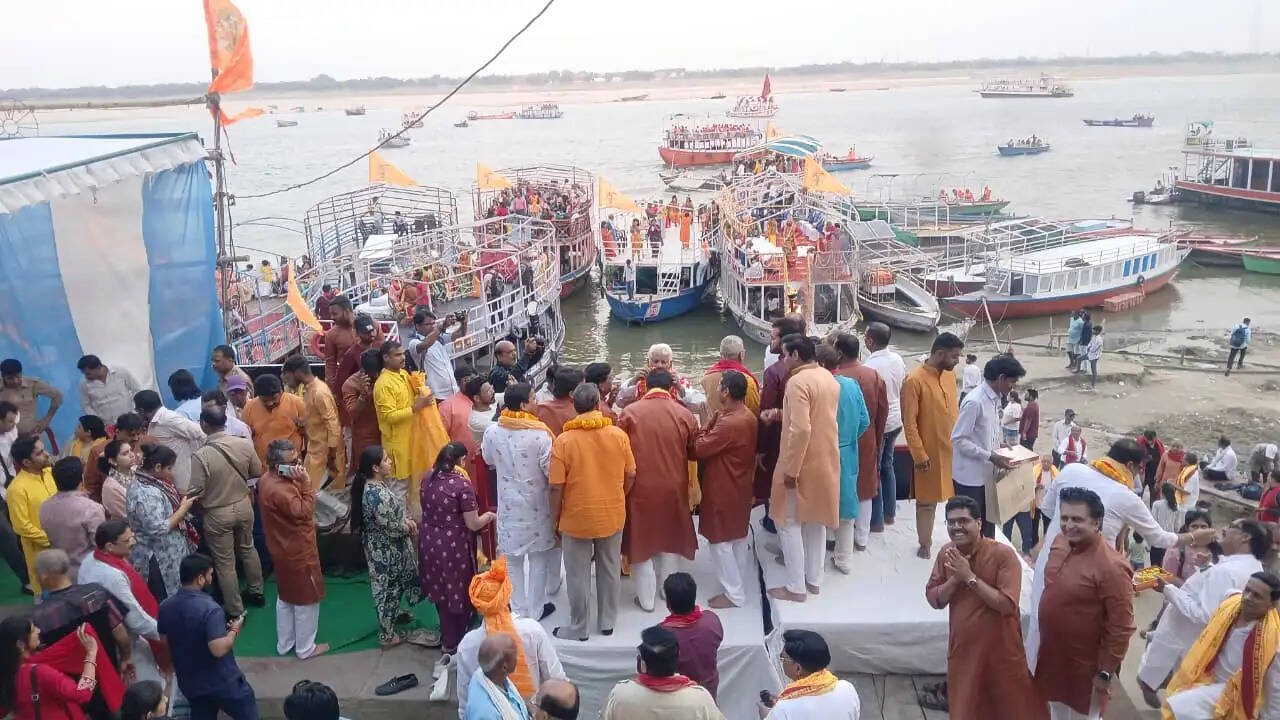 रामनवमी के पावन अवसर पर काशी में निकली विश्व प्रसिद्ध ‘राम कथा मंदाकिनी’ शोभायात्रा ने एक बार फिर आस्था और भक्ति का अद्भुत दृश्य प्रस्तुत किया। गंगा तट पर निकली इस शोभायात्रा में हजारों श्रद्धालुओं की भीड़ उमड़ी और पूरा वातावरण “जय श्रीराम” के जयघोष से गुंजायमान हो उठा। ऐसा प्रतीत हो रहा था मानो स्वयं भगवान श्रीराम भक्तों को दर्शन दे रहे हों।