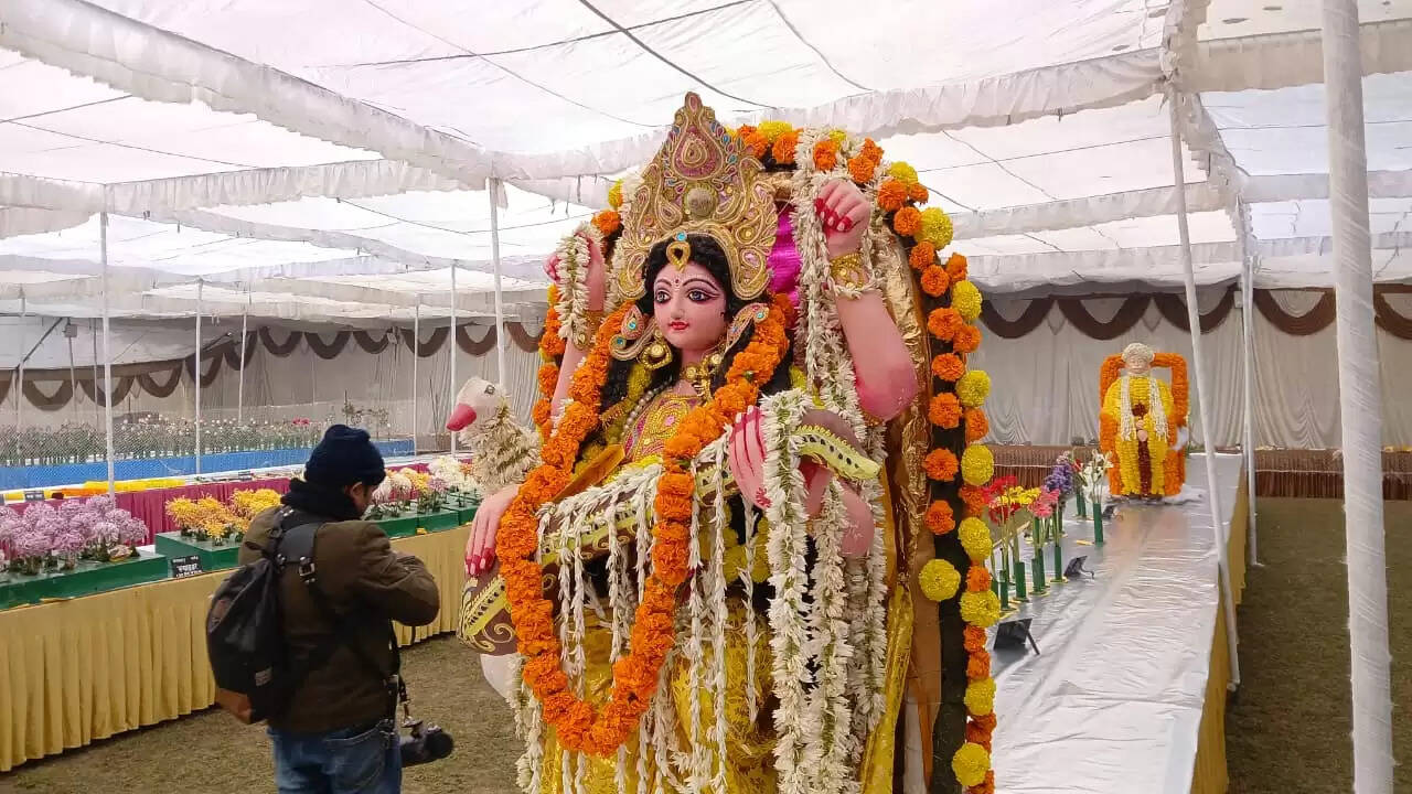  काशी हिंदू विश्वविद्यालय स्थित मालवीय भवन में गुरुवार को विश्वविद्यालय परिवार की ओर से महामना पंडित मदन मोहन मालवीय की जयंती के अवसर पर तीन दिवसीय भव्य पुष्प प्रदर्शनी का शुभारंभ हुआ। यह प्रदर्शनी न केवल बीएचयू की समृद्ध शैक्षणिक और सांस्कृतिक परंपरा को दर्शाती है, बल्कि विज्ञान, प्रकृति और आध्यात्मिकता के सुंदर समन्वय का भी जीवंत उदाहरण प्रस्तुत कर रही है।