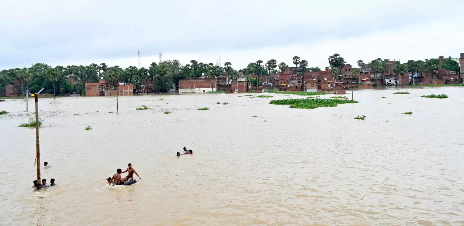 Varanasi flood : बनारस में बाढ़ की आफत, सड़कें और कॉलोनियां पानी-पानी, तस्वीरों में देखिये हालात