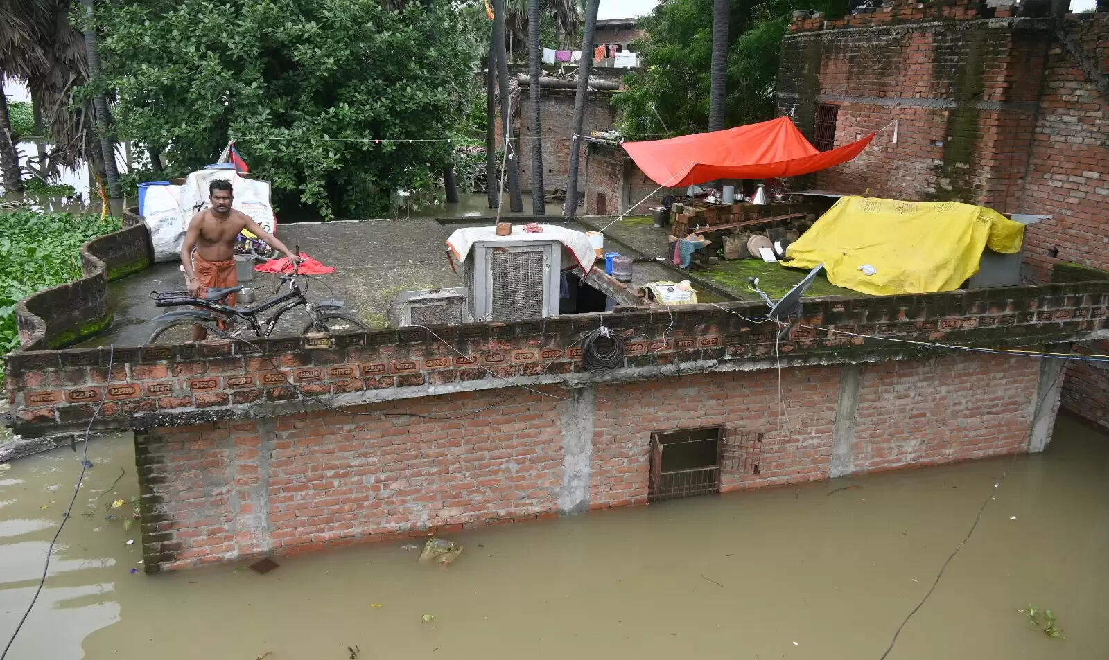 वाराणसी में गंगा स्थिर, कई इलाके जलमग्न, तस्वीरों में दिखी दुश्वारियां