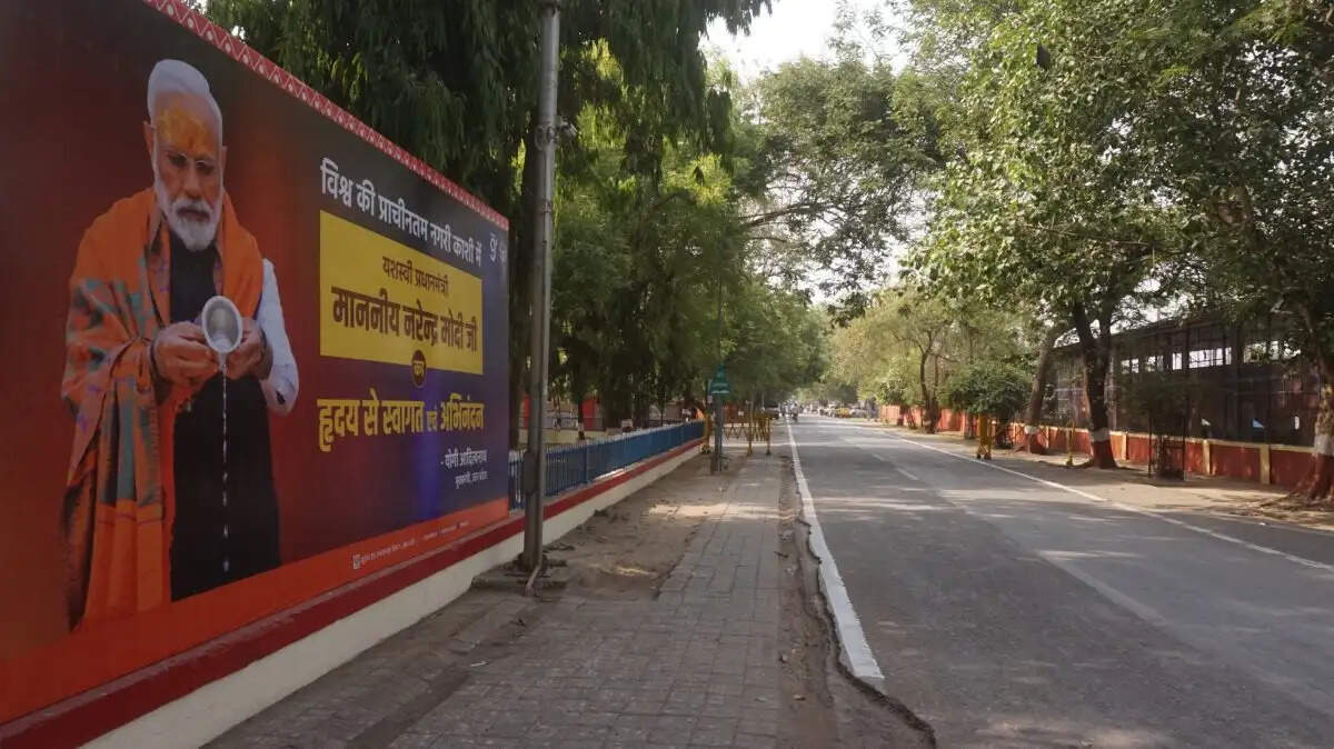 शिव की नगरी काशी में मंगलवार (28 अप्रैल) को मातृ शक्तियों का सम्मेलन होगा। प्रधानमंत्री नरेंद्र मोदी आज दो दिवसीय दौरे पर अपने संसदीय क्षेत्र काशी आ रहे हैं। ‘जन-आक्रोश महिला सम्मेलन’ को &nbsp;देश के प्रधानमंत्री व काशी के सांसद नरेंद्र मोदी संबोधित करेंगे। भाजपा की ओर से बरेका ग्राउंड में प्रस्तावित इस सम्मेलन में लगभग 50 हजार महिलाओं की सहभागिता संभावित &nbsp;है। इस आयोजन की विशेषता यह है कि इसकी पूरी कमान महिलाएं संभालेंगी। यहां तक कि सुरक्षा व्यवस्था में महिला पुलिसकर्मी तैनात रहेंगी। सम्मेलन में महिला सम्मान, सुरक्षा, स्वावलंबन और समान अवसर जैसे मुद्दों पर संवाद होगा। साथ ही प्रधानमंत्री वाराणसी को 6,322 करोड़ की 163 योजनाओं का लोकार्पण और शिलान्यास कर सौगात देंगे। साथ ही प्रधानमंत्री दो नई अमृत भारत एक्सप्रेस ट्रेनों को भी हरी झंडी दिखाएंगे। बुनियादी सुविधाओं से जुड़ी ये योजनाएं &nbsp;पूर्वांचल के विकास को रफ्तार देगी। पीएम मोदी का पीएम 28 अप्रैल को दोपहर बाद वाराणसी के लाल बहादुर शास्त्री अंतर्राष्ट्रीय हवाई अड्डे पहुंचने के बाद हेलीकॉप्टर से बरेका जनसभा स्थल करीब 5 बजे पहुंचेंगे।