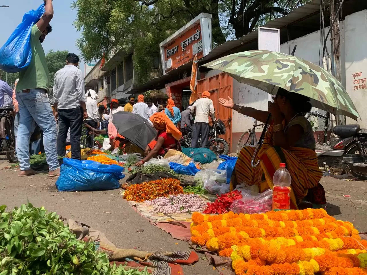 flower market in varanasi