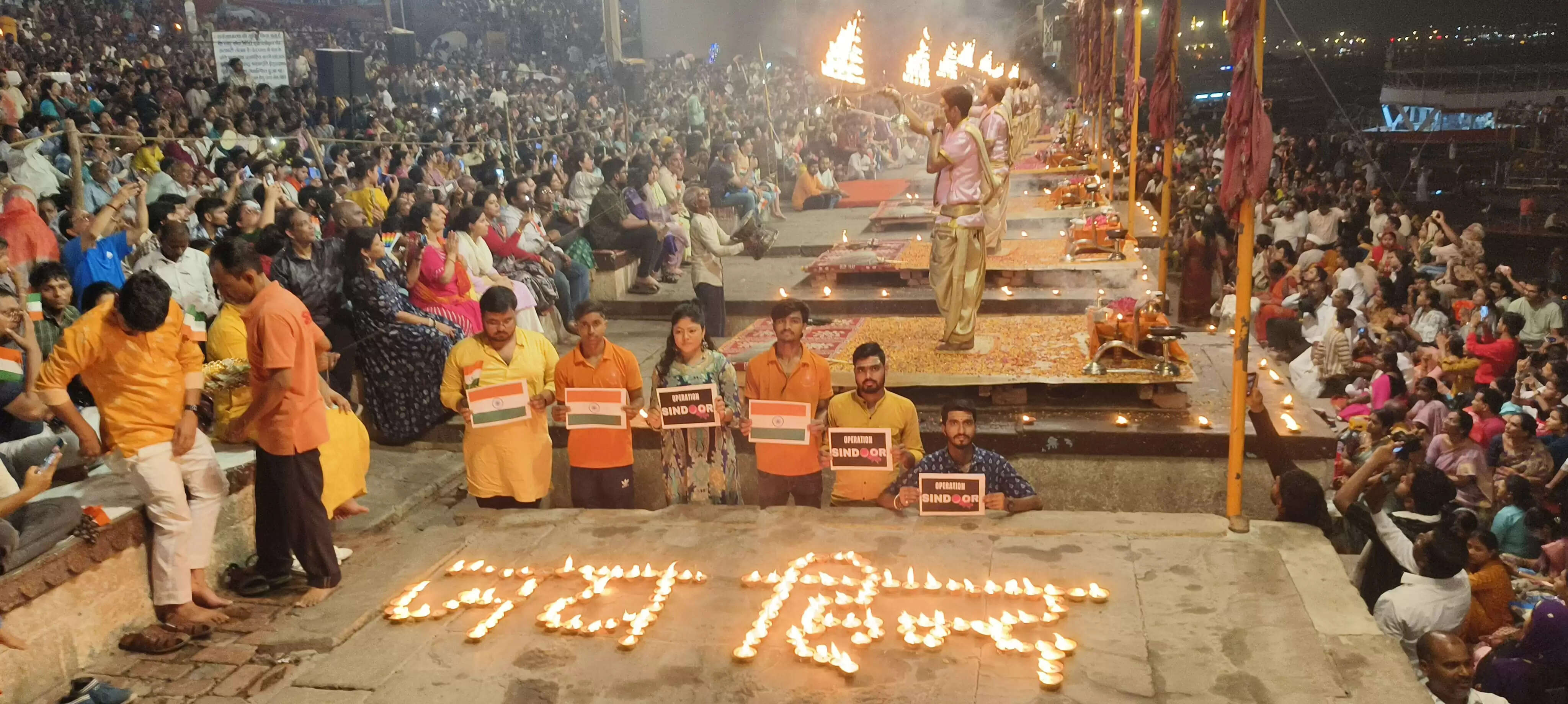 काशी में मां गंगा की आरती के साथ अहमदाबाद प्लेन क्रैश के मृतकों को दी गई श्रद्धांजलि