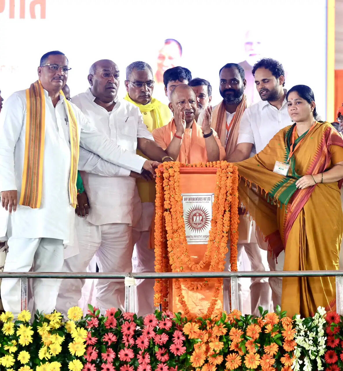 सीएम योगी ने विभिन्न योजनाओं के लाभार्थियों को चेक, प्रमाण पत्र और सांकेतिक चाबियां सौंपी