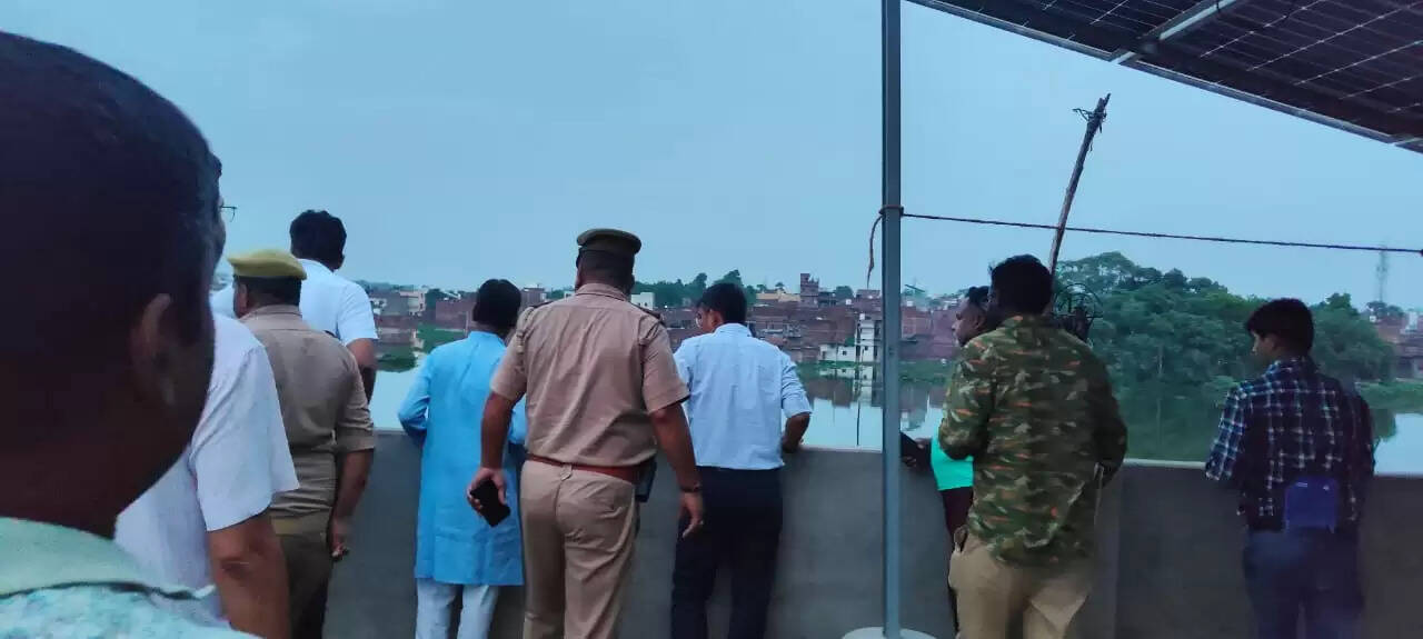 वाराणसी: जिलाधिकारी ने बाढ़ प्रभावित क्षेत्र और राहत शिविर का किया निरीक्षण