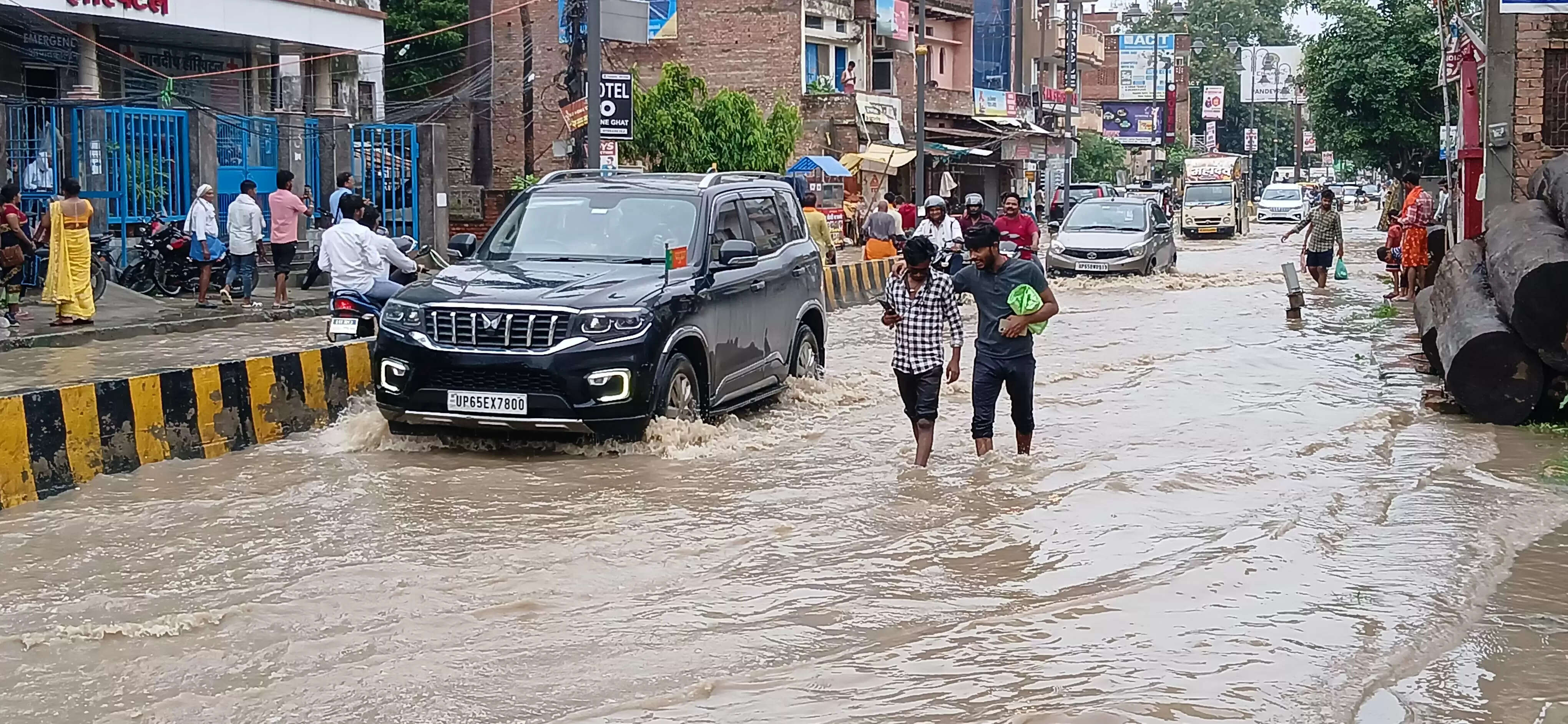 वाराणसी में गंगा का रौद्र रूप, वरूणा में भी उफान, बाढ़ से हालात गंभीर, केंद्रीय जल आयोग ने जारी किया अलर्ट