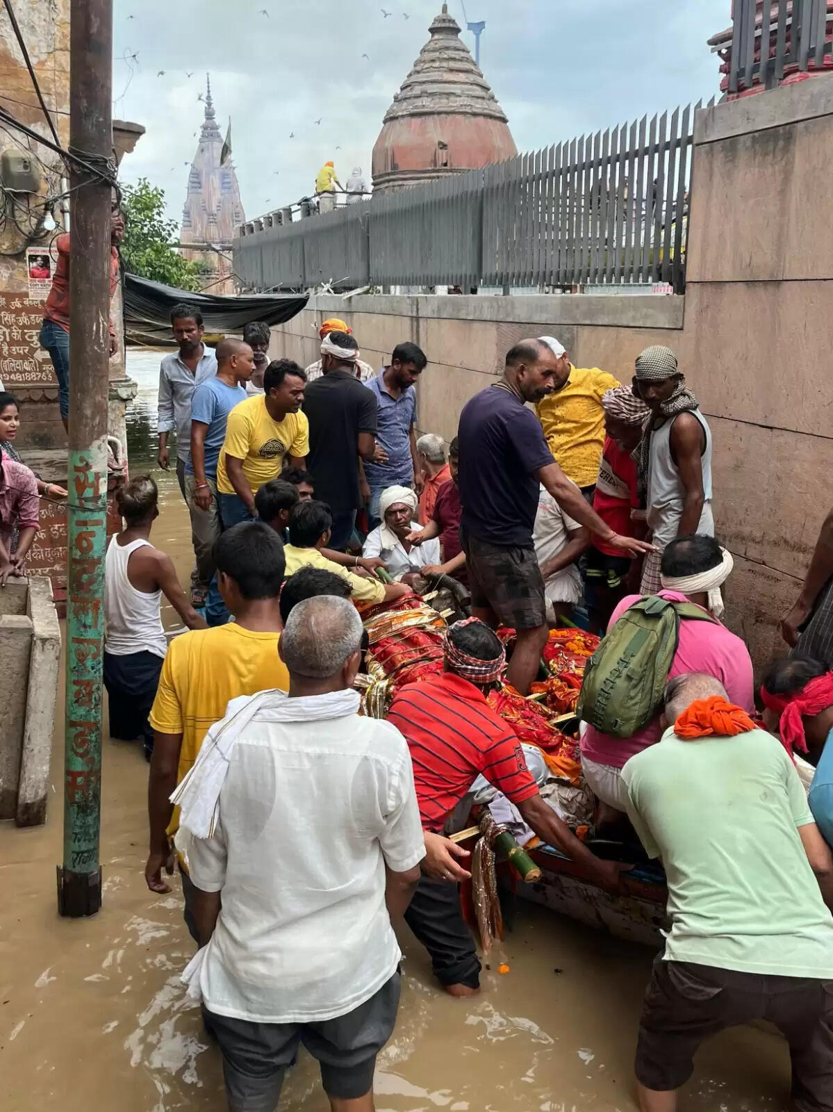 वाराणसी। पतितपावनी मां गंगा काशी में इस समय अपने रौद्र रूप में हैं। बनारस में गंगा का जलस्तर खतरे के निशान से ऊपर पहुंच चुका है। इसके चलते वरूणा भी उफान पर है। शहर के कई इलाके और गांव बाढ़ की चपेट में आ चुके हैं। सड़कें और गलियों में गाड़ी-मोटर की जगह नावें दौड़ रही हैं। वहीं हजारों लोग घर छोड़कर पलायन को विवश हो गए हैं। तस्वीरों में देखिये बनारस में बाढ़ के हालात.....।