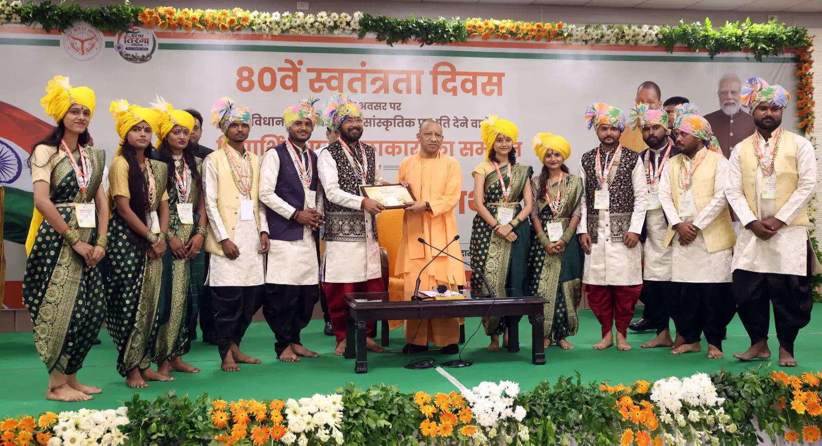 1.32 लाख से अधिक परिषदीय विद्यालयों और केजीबीवी में गूंजा- ‘भारत माता की जय’  - लगभग 1.48 करोड़ बच्चों ने तिरंगे को सलामी देकर राष्ट्रगान और वंदे मातरम् के सामूहिक गायन में लिया हिस्सा  - गीत, कविता, नृत्य, नाटक, तिरंगा रैली, वाद-विवाद और खेल प्रतियोगिताओं से जीवंत हुई स्वतंत्रता संग्राम की गौरवगाथा  - केजीबीवी की छात्राओं ने शिक्षा, सशक्तीकरण और राष्ट्रनिर्माण में बेटियों की भूमिका का दिया संदेश  - अभिभावकों और ग्रामीणों की सहभागिता से विद्यालयों में स्वतंत्रता दिवस बना जनभागीदारी का उत्सव  लखनऊ, 15 अगस्त। स्वतंत्रता दिवस के अवसर पर जब प्रदेश के 1.32 लाख से अधिक परिषदीय विद्यालयों और कस्तूरबा गांधी बालिका विद्यालयों में एक साथ ‘भारत माता की जय’ के जयघोष गूंजे, तो तिरंगे की छांव में नई पीढ़ी का राष्ट्रप्रेम और राष्ट्रनिर्माण का संकल्प एक साथ दिखाई दिया। स्वतंत्रता दिवस 2026 पर लगभग 1.41 करोड़ बच्चों ने तिरंगे को सलामी देकर राष्ट्रगान और वंदेमातरम् के सामूहिक गायन में सहभागिता की।   सुबह से ही विद्यालय परिसर देशभक्ति के रंग में रंगे रहे। तिरंगे, फूलों और रंग-बिरंगी सजावट के बीच बच्चों ने गीत, कविता, नृत्य, नाटक और तिरंगा रैली के माध्यम से आजादी के अमर नायकों के त्याग और बलिदान को याद किया। तिरंगे को सलामी देते बच्चों का उत्साह और ‘भारत माता की जय’ के जयघोष ने स्वतंत्रता दिवस के आयोजन को भावनात्मक और राष्ट्रप्रेरक स्वर दिया। इन आयोजनों ने यह संकल्प भी मजबूत किया कि शिक्षा से सशक्त नई पीढ़ी ही विकसित, एकजुट और आत्मनिर्भर भारत की मजबूत नींव तैयार करेगी।  राज्य स्तर पर भी शान से लहराया राष्ट्रध्वज स्वतंत्रता दिवस के अवसर पर महानिदेशक, स्कूल शिक्षा एवं राज्य परियोजना निदेशक कार्यालय/शिक्षा निदेशक (बेसिक) कैंप कार्यालय में महानिदेशक स्कूल शिक्षा मोनिका रानी एवं शिक्षा निदेशक (बेसिक) अनिल भूषण चतुर्वेदी ने संयुक्त रूप से ध्वजारोहण किया। इस अवसर पर बेसिक शिक्षा राज्यमंत्री (स्वतंत्र प्रभार) संदीप सिंह का संदेश पढ़कर सुनाया गया। संदेश में शिक्षा को राष्ट्रनिर्माण का सशक्त माध्यम बनाते हुए बच्चों के उज्ज्वल, सक्षम और जिम्मेदार भविष्य के निर्माण के संकल्प को रेखांकित किया गया।  शैक्षिक संस्थानों में अमर शहीदों को नमन राज्य शैक्षिक अनुसंधान एवं प्रशिक्षण परिषद (एससीईआरटी) में निदेशक गणेश कुमार तथा राज्य शैक्षिक तकनीकी संस्थान में निदेशक डॉ. मुकेश चंद्र ने ध्वजारोहण कर राष्ट्रध्वज को नमन किया। संयुक्त निदेशक डॉ. पवन सचान, प्रशासनिक अधिकारी लव कुमार की उपस्थिति में इस अवसर पर अमर शहीदों को भावभीनी श्रद्धांजलि अर्पित करते हुए स्वतंत्रता दिवस के महत्व को स्मरण किया गया। राष्ट्र की एकता, अखंडता और प्रगति के प्रति प्रतिबद्धता भी दोहराई गई।  देशभक्ति के रंग में रंगे विद्यालय प्रदेशभर के विद्यालयों में देशभक्ति गीत, नृत्य, कविताओं और नाटकों की प्रस्तुतियों ने स्वतंत्रता आंदोलन की गौरवगाथा को जीवंत किया। विभिन्न विद्यालयों में तिरंगा रैलियां निकाली गईं। वाद-विवाद और खेल प्रतियोगिताओं के माध्यम से बच्चों को स्वतंत्रता संग्राम के इतिहास, राष्ट्रीय मूल्यों और देश के प्रति जिम्मेदारी से जोड़ा गया। विद्यालय प्रांगणों में बच्चों की प्रस्तुतियों और सामूहिक गतिविधियों ने स्वतंत्रता दिवस को महज एक औपचारिक आयोजन से आगे बढ़ाकर सीख, सहभागिता और राष्ट्रप्रेम के उत्सव में बदल दिया।  बेटियों ने दिया राष्ट्रनिर्माण का संदेश प्रदेश के कस्तूरबा गांधी बालिका विद्यालयों में छात्राओं ने विशेष उत्साह के साथ स्वतंत्रता दिवस मनाया। गीत, कविता और नाट्य प्रस्तुतियों के माध्यम से उन्होंने स्वतंत्रता सेनानियों के शौर्य और बलिदान को याद किया। छात्राओं की प्रस्तुतियों ने यह संदेश भी दिया कि बेटियां शिक्षा, आत्मनिर्भरता और राष्ट्रनिर्माण की अग्रिम पंक्ति में अपनी भूमिका निभा रही हैं।  विद्यालय बने जनभागीदारी के केंद्र स्वतंत्रता दिवस समारोह में बच्चों के साथ अभिभावकों और ग्रामीणों ने भी उत्साहपूर्वक सहभागिता की। इससे विद्यालयों में आयोजित कार्यक्रम सामुदायिक उत्सव का रूप लेते दिखाई दिए। गांव से शहर तक विद्यालय परिसरों में तिरंगे के नीचे एकता, भाईचारे, प्रेम और देशभक्ति का संदेश गूंजता रहा।