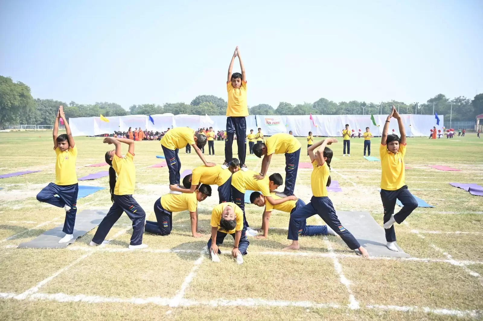  बनारस रेल इंजन कारखाना (BLW) महिला कल्याण संगठन द्वारा संचालित बाल निकेतन विद्यालय का वार्षिक खेल दिवस “खेल स्पंदन 2025-26” का भव्य आयोजन 29 नवम्बर 2025 को बरेका केंद्रीय खेलकूद मैदान में किया गया। कार्यक्रम की शुरुआत संगठन की अध्यक्षा एवं मुख्य अतिथि मोनिका श्रीवास्तव ने ध्वजारोहण और मशाल प्रज्ज्वलित कर की। इसके बाद विद्यालय की प्राचार्या रश्मि श्रीवास्तव ने स्वागत भाषण दिया।