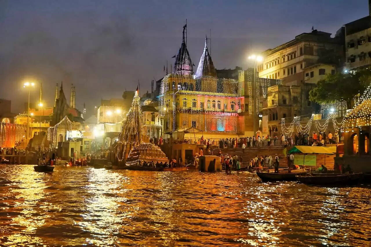 कार्तिक पूर्णिमा पर काशी के 84 घाट 15 लाख दीपों की रोशनी से जगमगा उठेंगे। मंडलायुक्त एस राजलिंगम ने इस बात की जानकारी देते हुए बताया कि विगत वर्षों की भांति इस वर्ष भी देव दीपावली का महापर्व काशी में उत्साह और उमंग के साथ मनाया जाएगा। इसे लेकर तैयारियों को अंतिम रूप दिया जा रहा है।