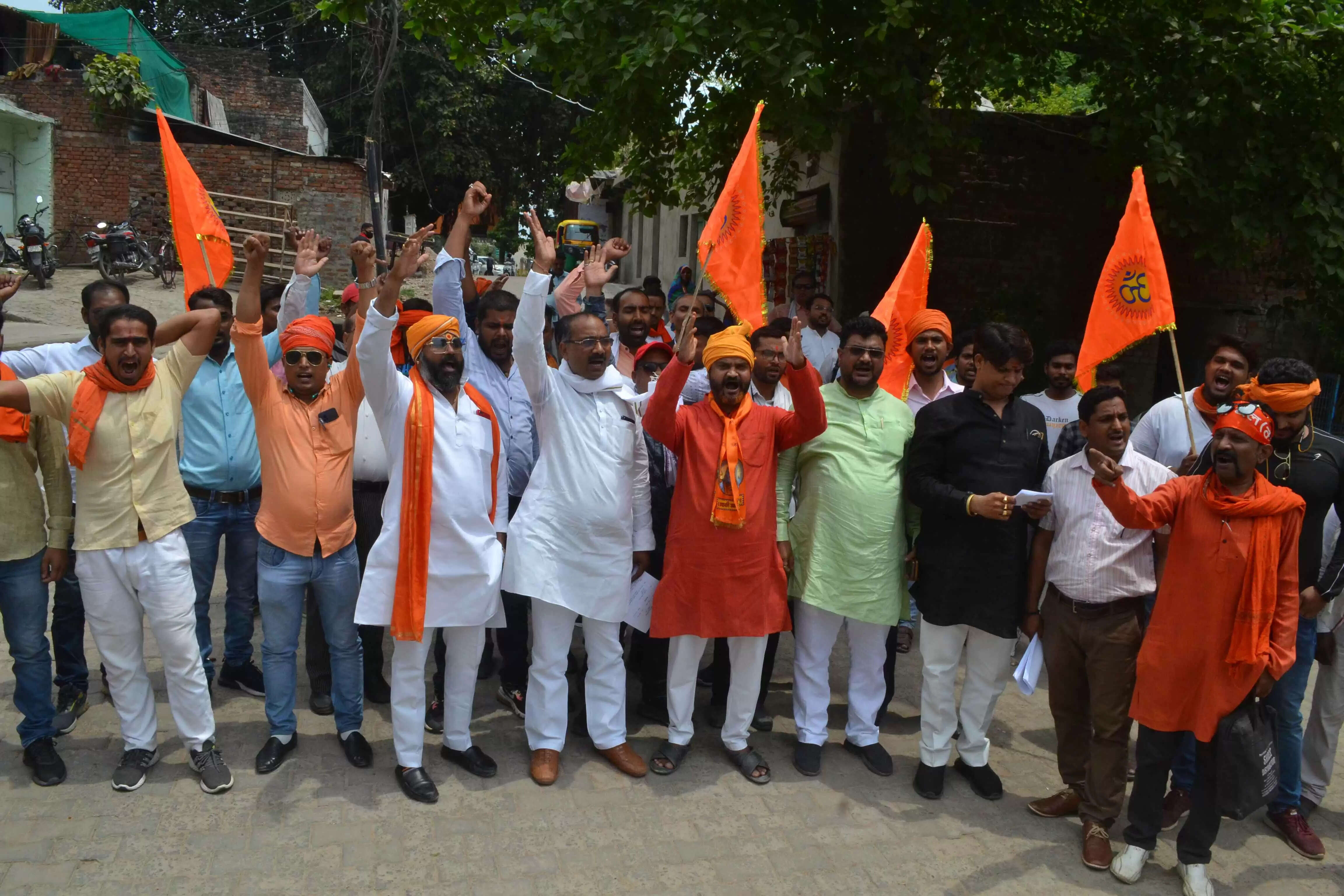 Vishwa Hindu Parishad and Bajrang Dal recited Hanuman Chalisa at Shastri Ghat
