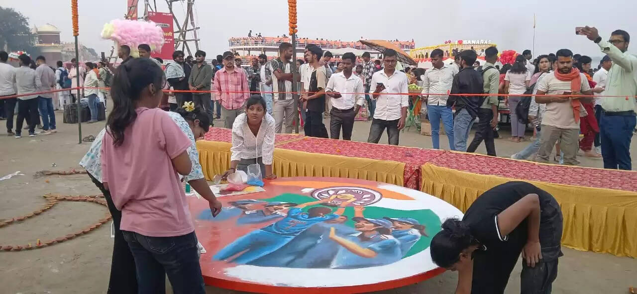 गंगा घाट दीपों की लाखों ज्योतियों से आलोकित होने को तैयार हैं। घाटों पर सज रही दीयों की कतारें, रंग-बिरंगी रंगोलियां और श्रद्धालुओं का उत्साह मिलकर अद्भुत दृश्य प्रस्तुत कर रहे हैं। शाम 5:30 बजे दीप प्रज्वलन के साथ ही काशी विश्वनाथ की नगरी रोशनी और आस्था के सागर में डूब जाएगी।