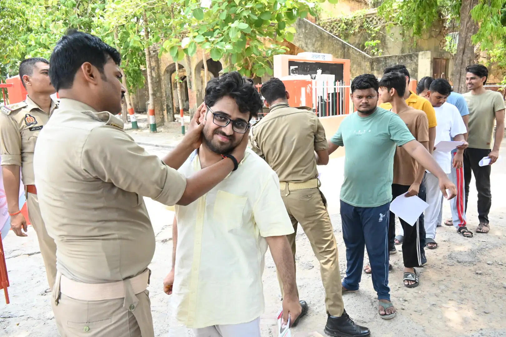 वाराणसी की हर महत्वपूर्ण खबर पढ़ने के लिए अभी फॉलो करें Live VNS का ऑफिशियल वाट्सऐप पेज 👇👇 https://whatsapp.com/channel/0029VaAPWex65yD2LWG35A25 Live VNS - भरोसा 1 दशक से लाखों बनारसियों का - बनारस की बात, बनारस के साथ अपने शहर के लेकर देश-दुनिया, खेल, धर्म, आध्यात्म, राशिफल, पञ्चाङ्ग तथा फ़िल्म और व्यापार जगत की ताजा-तरीन खबरों को पढ़ने के लिए अभी डाउनलोड करें Live VNS का ऑफिशियल एंड्रॉएड ऐप। http://play.google.com/store/apps/details?id=in.livevns.app.native