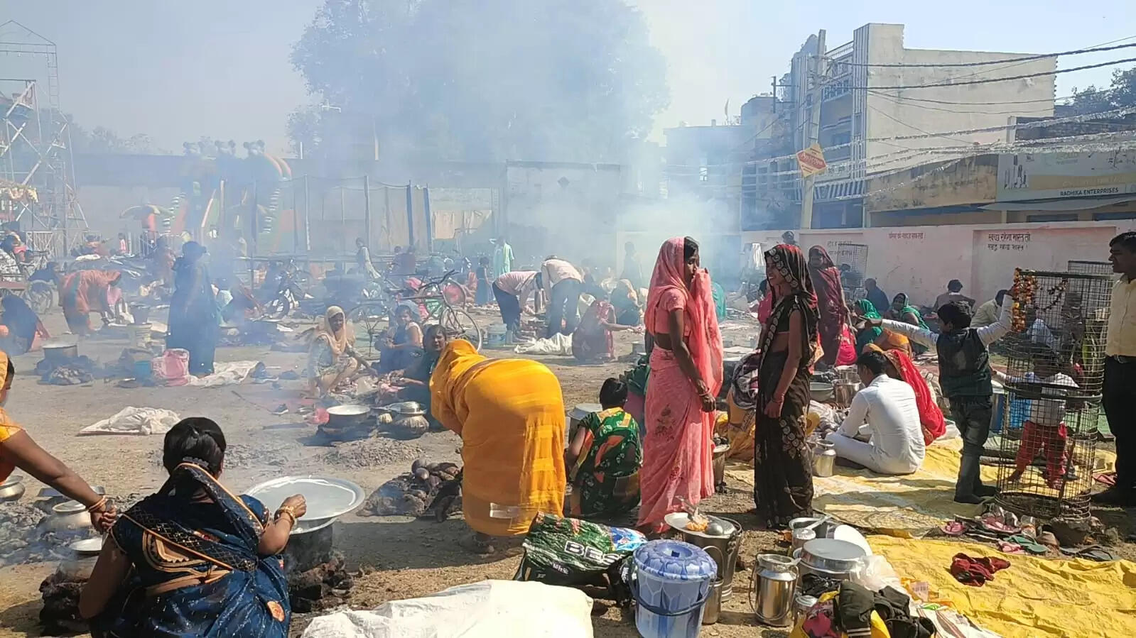 माघ माह में वेदव्यास मंदिर में उमड़ा आस्था का रेला, बिना महर्षि के दर्शन के काशी विश्वनाथ का दर्शन है अधूरा, जानिए क्या है मान्यता वाराणसी। काशी की सीमा पर स्थित चंदौली के साहूपुरी में महर्षि वेद व्यास का दरबार माघ मास में श्रद्धालुओं की भक्ति से सराबोर है। इस प्राचीन मंदिर में पूरे माघ मास पूजन-अर्चन की परंपरा निभाई जाती है। माघ महीने में बड़ी संख्या में श्रद्धालु अपने परिवार संग यहां पहुंच रहे हैं और दर्शन पूजन कर रहे हैं। श्रद्धालु अपने परिवार के साथ मिलकर भगवान को भोग अर्पित करने करने के साथ ही सामूहिक रूप से प्रसाद ग्रहण कर रहे हैं। महर्षि वेदव्यास मंदिर में माघ के महीने में मेला लगा हुआ है। महाकुंभ से लौट रहे श्रद्धालु महर्षि वेद व्यास के मंदिर में भी हाजिरी लगा रहे हैं। जब वेद व्यास ने बसाई नई काशी पुराणों के अनुसार, महर्षि वेद व्यास जब नैमिषारण्य से काशी आए तो उन्हें यहां अपेक्षित सम्मान नहीं मिला। इससे व्यथित होकर उन्होंने एक नई काशी बसाने का निर्णय लिया। देव ऋषियों ने इसे समानांतर सत्ता स्थापित करने का प्रयास माना, जिससे मामला गंभीर हो गया। अंततः सहमति बनी कि भगवान भोलेनाथ को वर्ष के 12 महीनों में से 11 माह समर्पित रहेंगे, जबकि माघ मास वेद व्यास को अर्पित होगा। यह भी तय किया गया कि इस मास में वेद व्यास के दर्शन और पूजन किए बिना 11 महीनों के पुण्य का फल नहीं मिलेगा। महर्षि वेदव्यास ने की थी यहीं पुराणों की रचना यहीं पर महर्षि वेद व्यास ने भगवान गणेश को साक्षी मानकर पुराणों की रचना की। तब से यह स्थान विशेष महत्व रखता है। परंपरा के अनुसार, श्रद्धालु इस मास में वेद व्यास का दर्शन करने आते हैं और विशेष पकवान बनाकर प्रभु को अर्पित करते हैं। पहले यहां बाटी-चोखा, खीर आदि पकाए जाते थे, लेकिन समय के साथ लोग अब चूड़ा-मटर, हलुआ, मगदल आदि भी चढ़ाने लगे हैं। मंदिर के महंत अशोक कुमार पांडेय ने बताया कि 12 वर्षों के बाद महाकुंभ का मेला लगा है। इस दौरान महाकुंभ से लौटने वाले श्रद्धालु भी यहां आ रहे हैं। इनमें खासकर चंदौली, बिहार और झारखण्ड के श्रद्धालु हैं। जो महर्षि वेदव्यास का दर्शन कर स्वयं को धन्य मान रहे हैं।