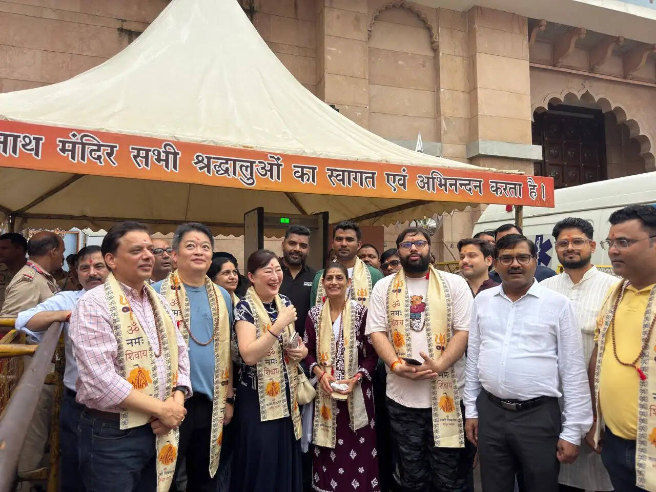 यामानाशी के गवर्नर ने जापानी प्रतिनिधिमंडल के साथ किए बाबा विश्वनाथ के दर्शन