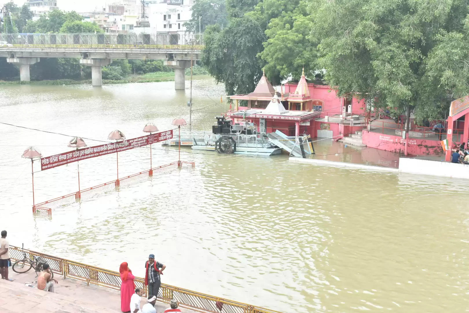 गंगा के साथ ही वरूणा में भी उफान, आसपास के मोहल्ले जलमग्न, लोग पलायन को मजबूर, तस्वीरों के देखिये हालात 