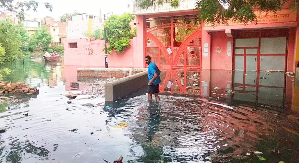 वाराणसी। पतितपावनी मां गंगा काशी में इस समय अपने रौद्र रूप में हैं। बनारस में गंगा का जलस्तर खतरे के निशान से ऊपर पहुंच चुका है। इसके चलते वरूणा भी उफान पर है। शहर के कई इलाके और गांव बाढ़ की चपेट में आ चुके हैं। सड़कें और गलियों में गाड़ी-मोटर की जगह नावें दौड़ रही हैं। वहीं हजारों लोग घर छोड़कर पलायन को विवश हो गए हैं। तस्वीरों में देखिये बनारस में बाढ़ के हालात.....।