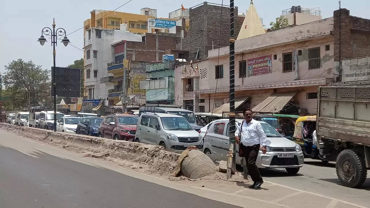 Heavy jam at Varanasi Bhadau octroi dot bridge