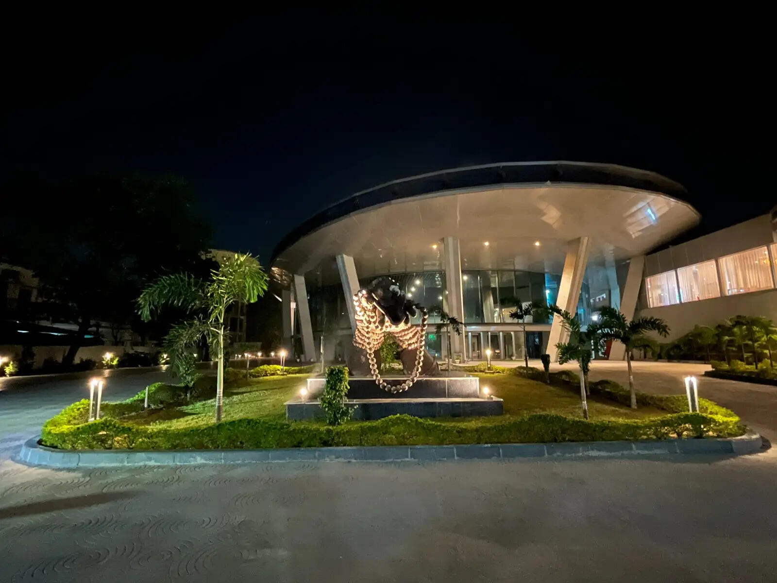 वाराणसी के चौक-चौराहों पर उभर रही है कला की चमक, विरासत से जुड़ रही है पहचान