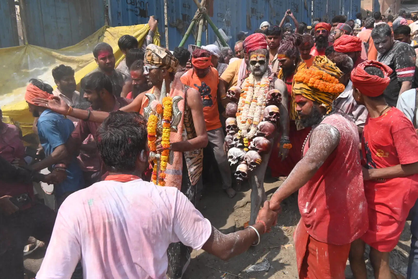 मणिकर्णिका घाट पर खेली गई चिता भस्म की होली, उमड़े काशीवासी, विदेशी सैलानी भी बने अनूठे उत्सव के साक्षी&nbsp;