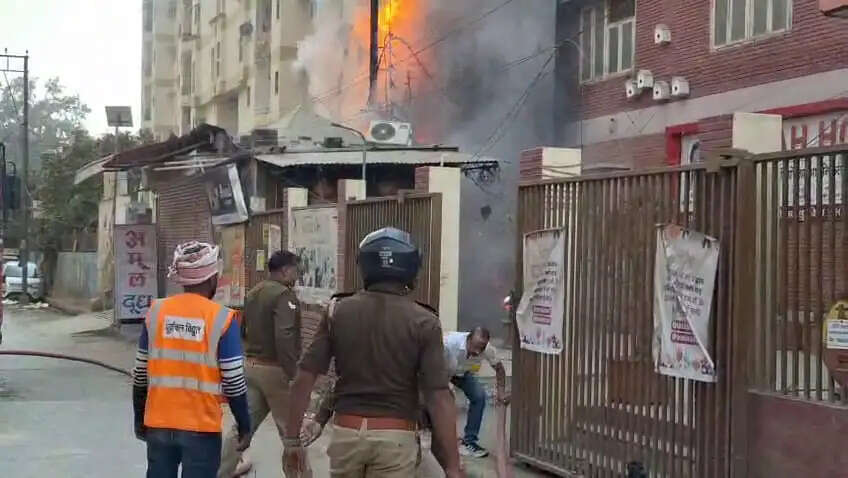 चेतगंज थाना क्षेत्र के रामकटोरा इलाके में मंगलवार को अचानक आग लगने से हड़कंप मच गया। आग की तेज लपटें और आसमान में उठता धुआं देखकर आसपास के लोगों में अफरा-तफरी की स्थिति बन गई। स्थानीय लोगों ने तुरंत पुलिस और दमकल विभाग को सूचना दी, जिसके बाद राहत और बचाव कार्य शुरू किया गया।