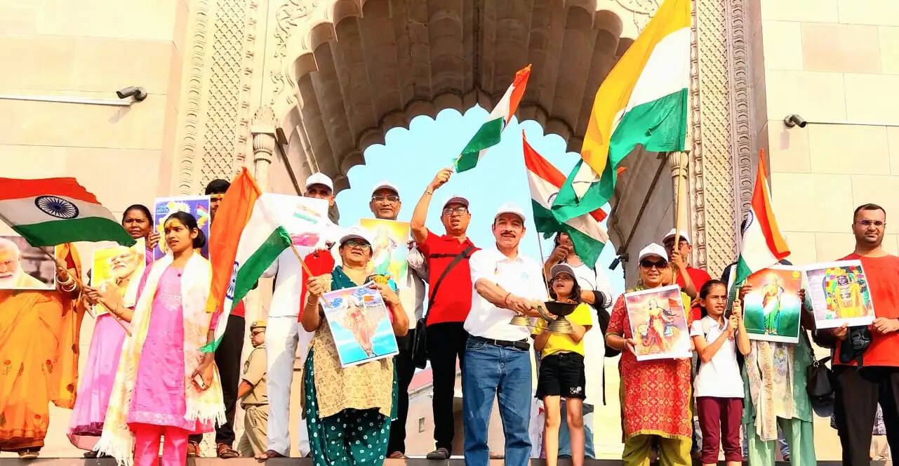 भारतीय सेना के साहस और पराक्रम को समर्पित ‘ऑपरेशन सिंदूर’ की पहली वर्षगांठ पर गुरुवार को काशी में देशभक्ति से ओत-प्रोत विशेष आयोजन किया गया। Shri Kashi Vishwanath Dham के गंगा द्वार और Lalita Ghat पर आयोजित कार्यक्रम में ‘नमामि गंगे’ के स्वयंसेवकों और स्थानीय नागरिकों ने भारतीय सेना के शौर्य को नमन करते हुए मां गंगा की आरती उतारी और जवानों की सुख-समृद्धि व विजय की कामना की।