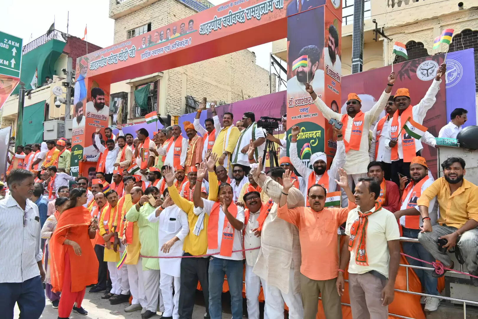 काशी में मोदी का भव्य स्वागतदेखिये तस्वीरें