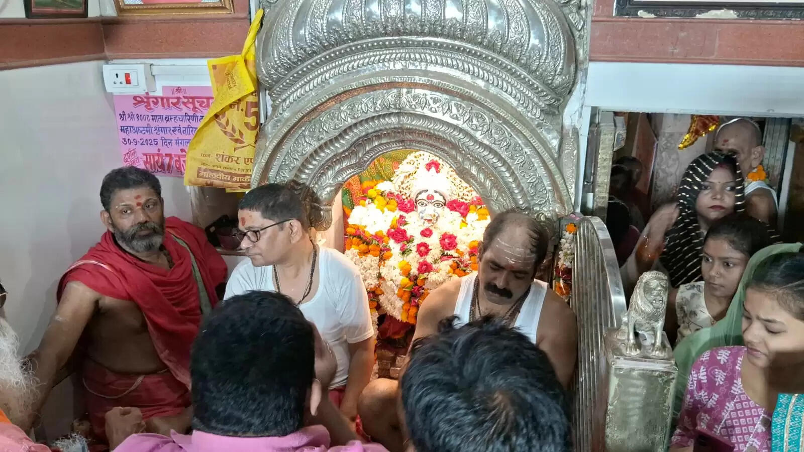 शारदीय नवरात्र का दूसरा दिन – काशी में माँ ब्रह्मचारिणी की भक्ति का उमड़ा सैलाब